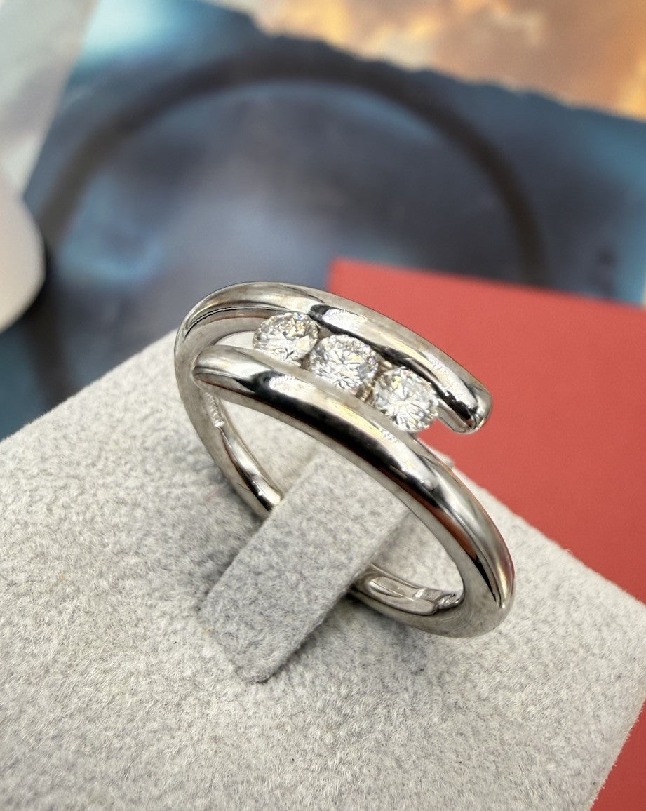 Anello trilogy Damiani in oro bianco 18 kt con diamanti da 0,30 ct – foto 2