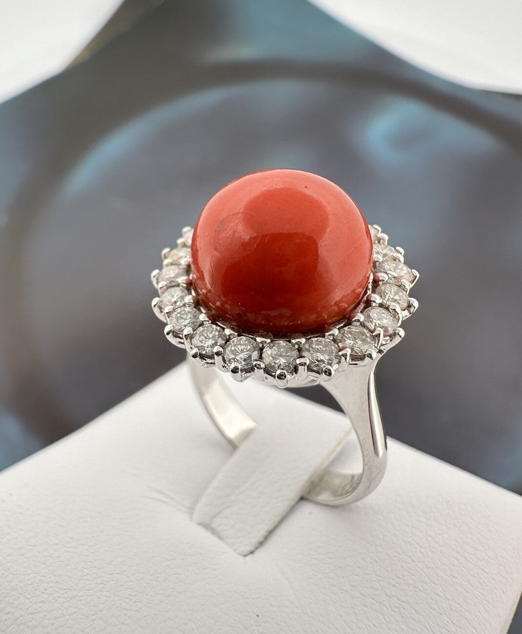 Anello artigianale in oro bianco 18 kt con sfera di corallo e brillanti – foto 5