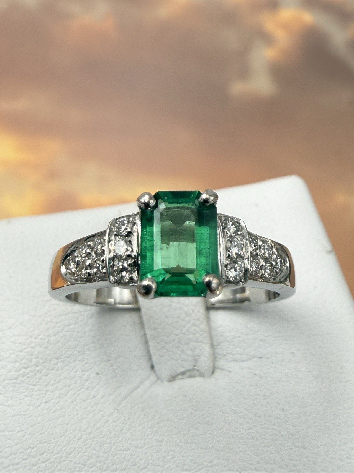 Anello artigianale in oro bianco 18 kt con smeraldo e brillanti – foto 6
