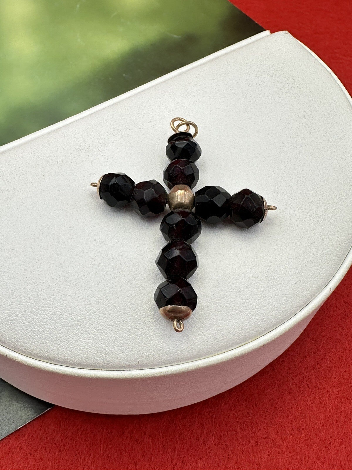Croce borbonica in oro rosso 6/7 kt con paste vitree bordeaux, fine '800 – foto 2