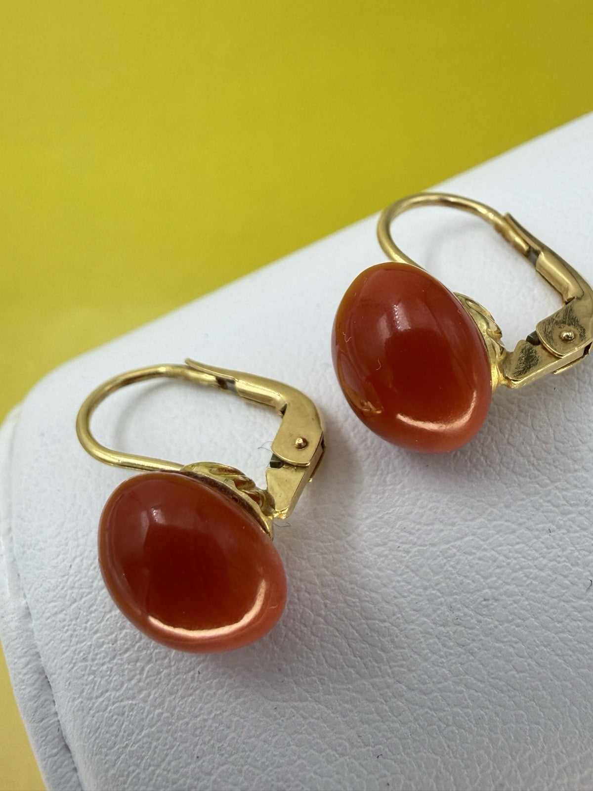 Orecchini in oro giallo 18 kt con corallo mediterraneo a bottone – foto 3