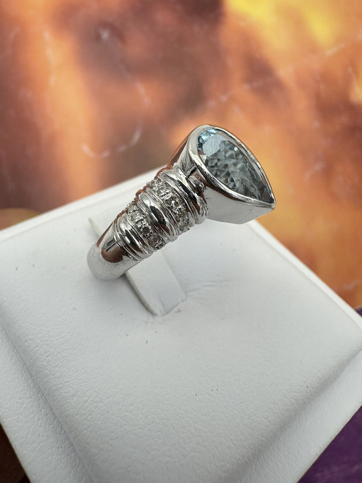 Anello artigianale in oro bianco 18 kt con acquamarina a goccia e brillanti – foto 11