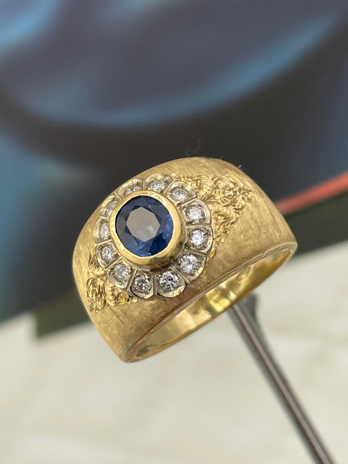 Anello a fascia inciso a mano in oro 18 kt con zaffiro e brillanti – foto 12