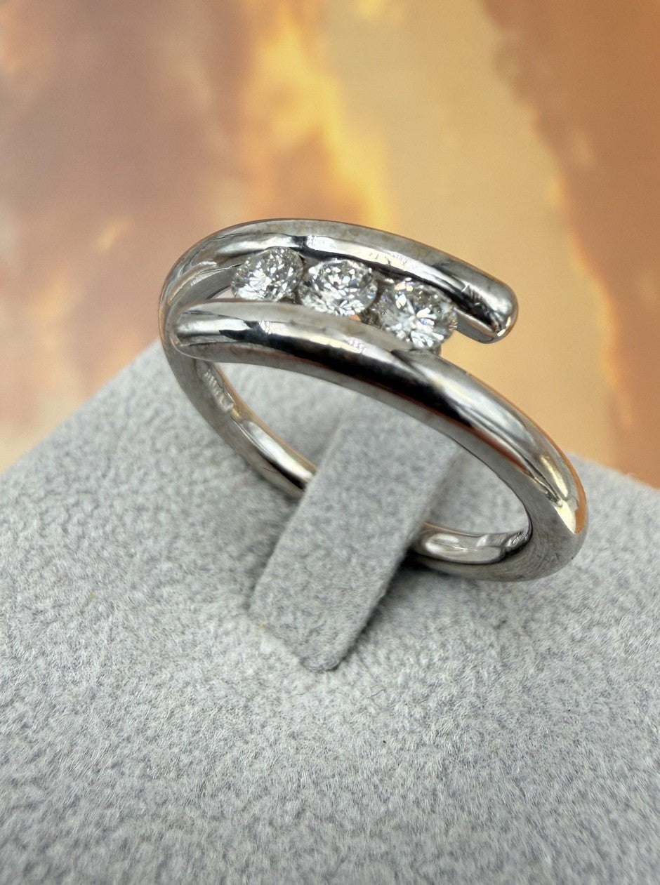 Anello trilogy Damiani in oro bianco 18 kt con diamanti da 0,30 ct – foto 9