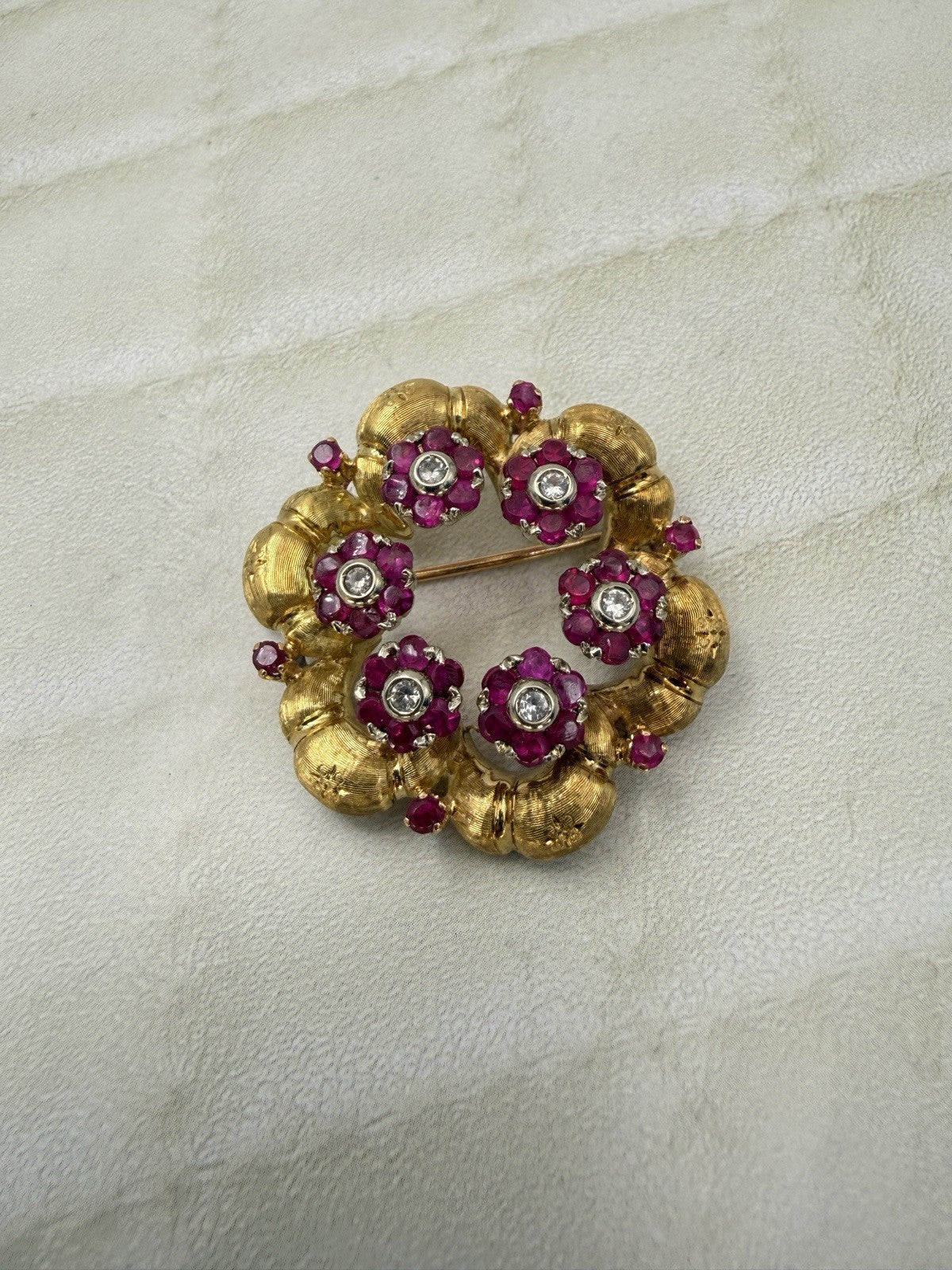 Spilla vintage in oro 18 kt con rubini e brillanti, anni '70 – foto 2
