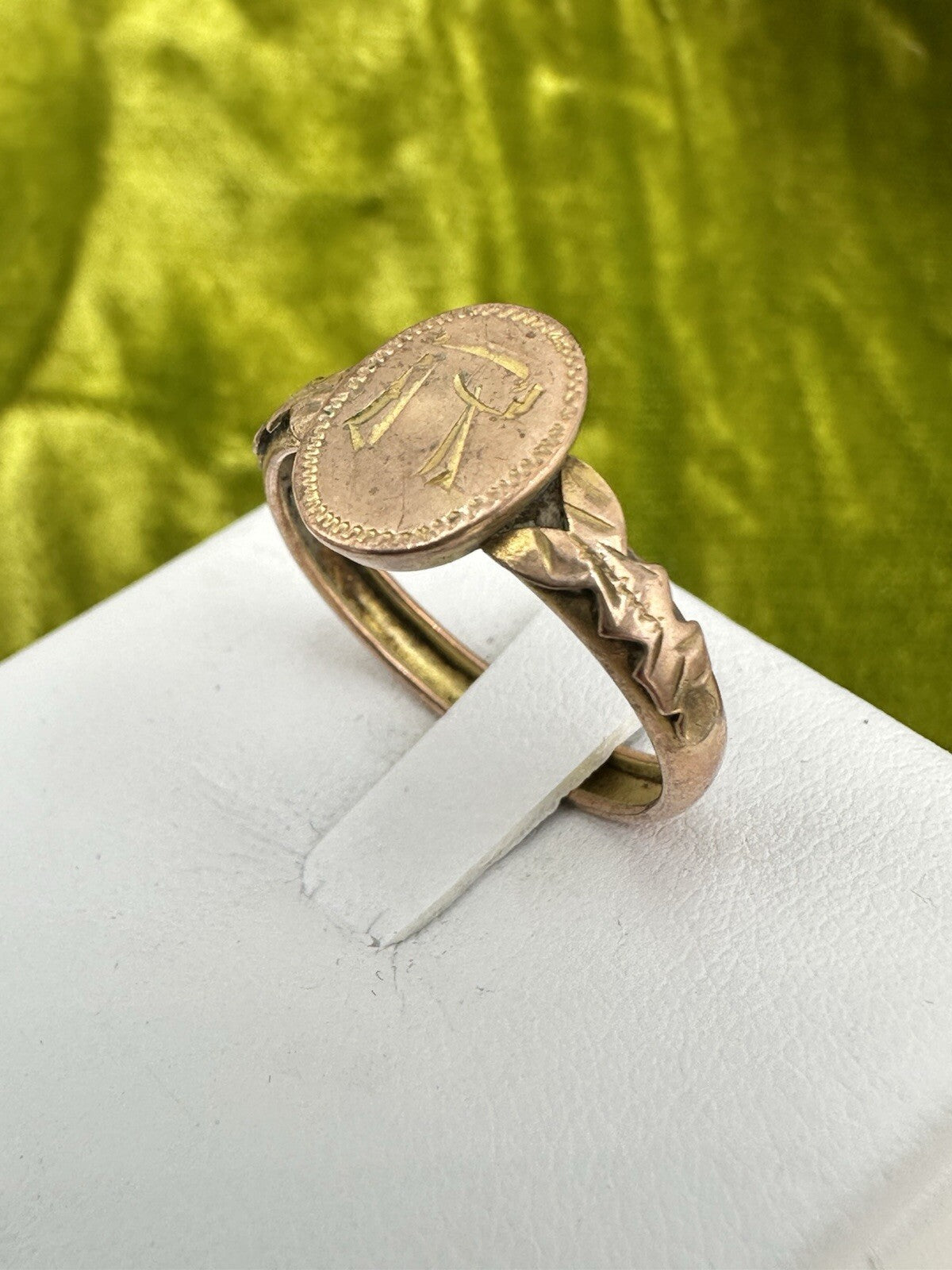Anello antico con iniziale R incisa in oro 8 kt, inizi '900 – foto 5