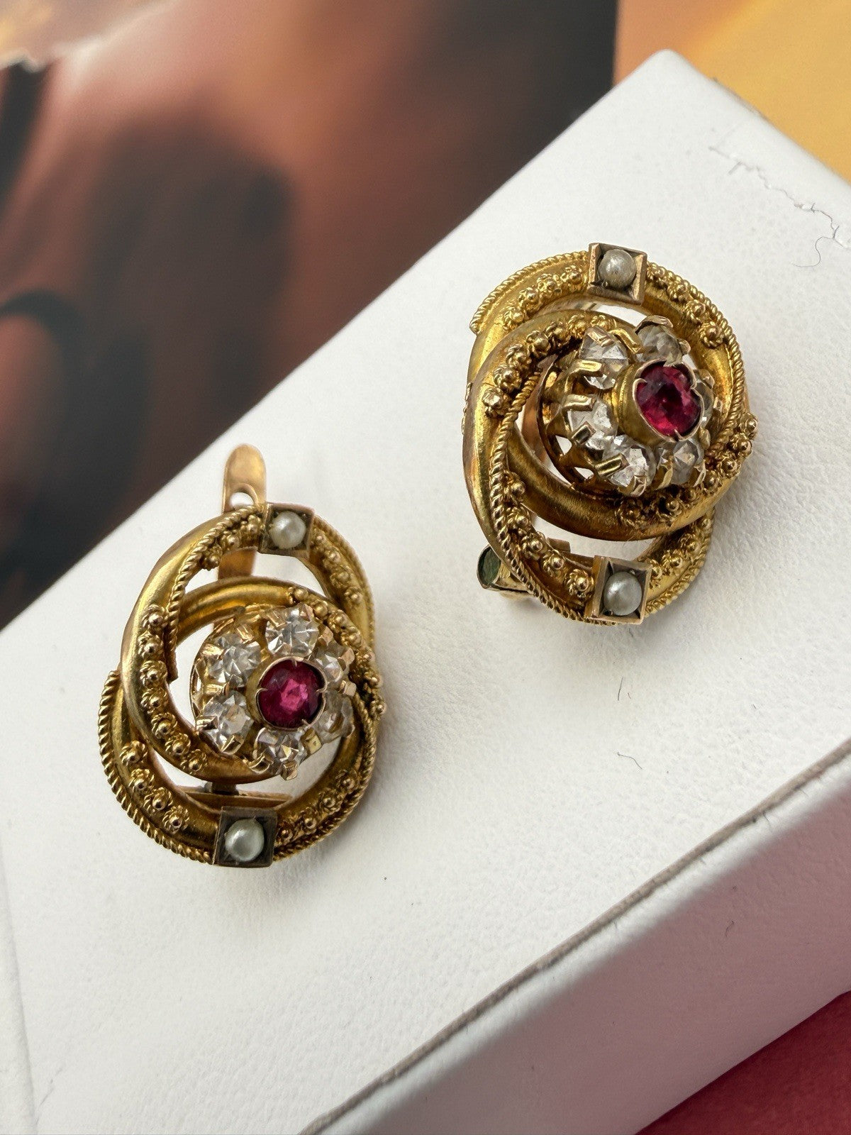 Orecchini antichi in oro 12 kt con paste vitree bianche e rosse, inizi '900 – foto 11