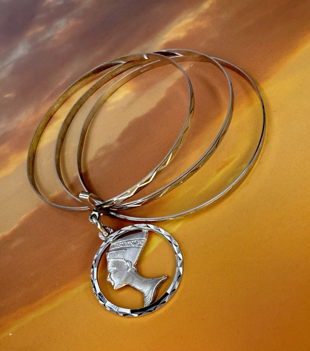 Bracciale a tre cerchi in oro bianco 18 kt con ciondolo Nefertiti, anni '60 – foto 2