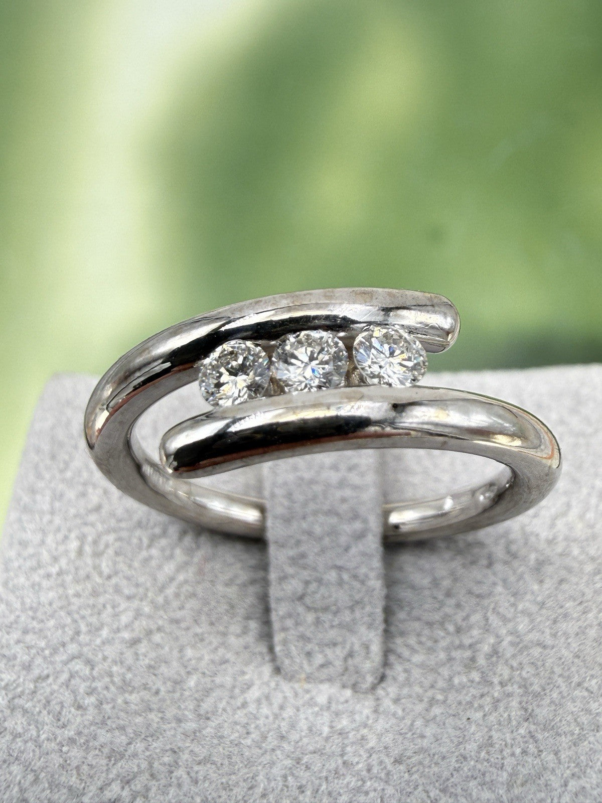Anello trilogy Damiani in oro bianco 18 kt con diamanti da 0,30 ct – foto 14
