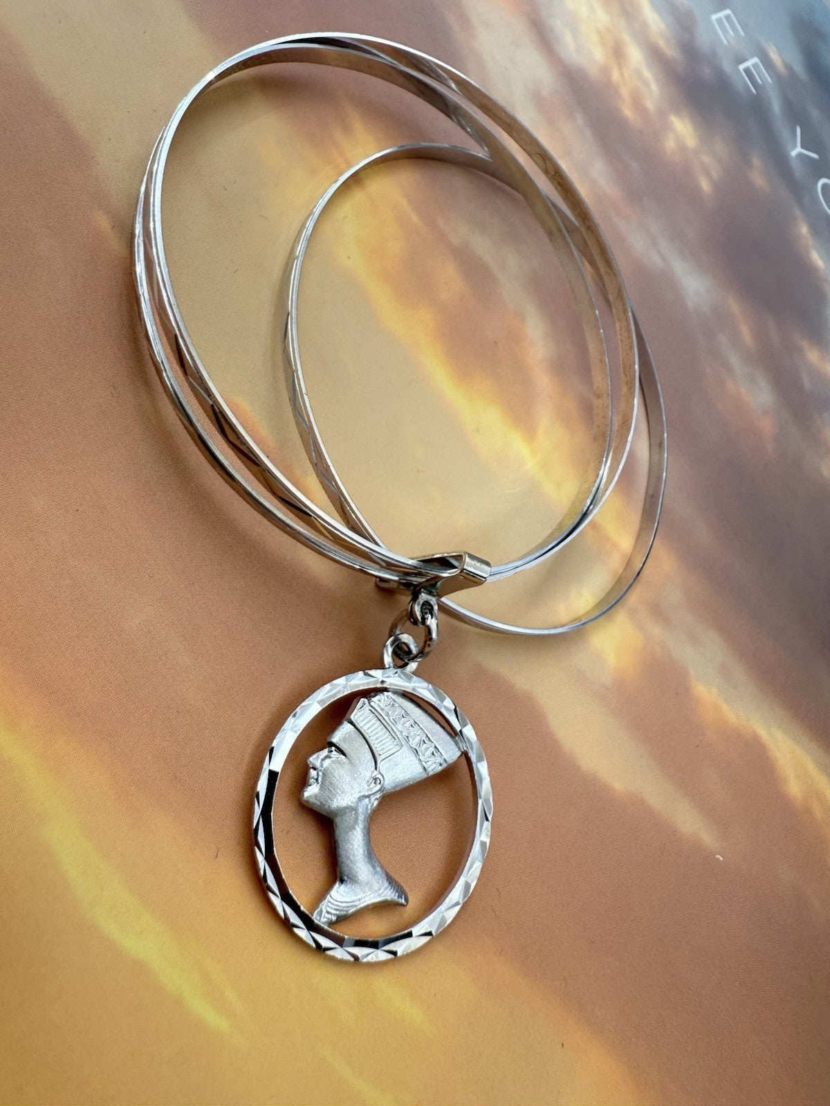 Bracciale a tre cerchi in oro bianco 18 kt con ciondolo Nefertiti, anni '60 – foto 16