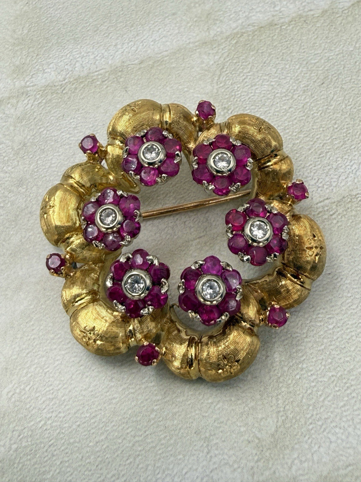 Spilla vintage in oro 18 kt con rubini e brillanti, anni '70 – foto 4