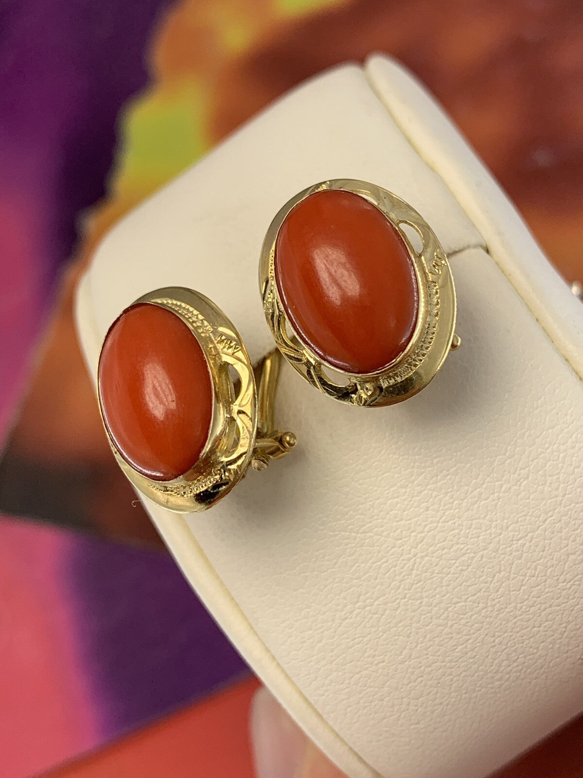 Orecchini artigianali in oro 18 kt con corallo mediterraneo ovale – foto 3