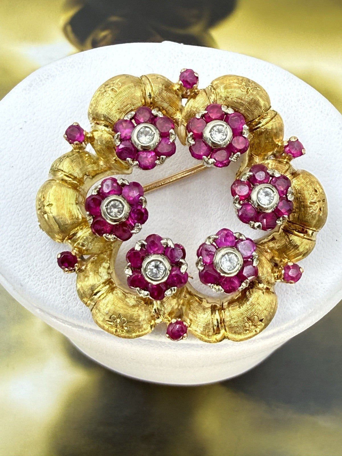 Spilla vintage in oro 18 kt con rubini e brillanti, anni '70 – foto 9