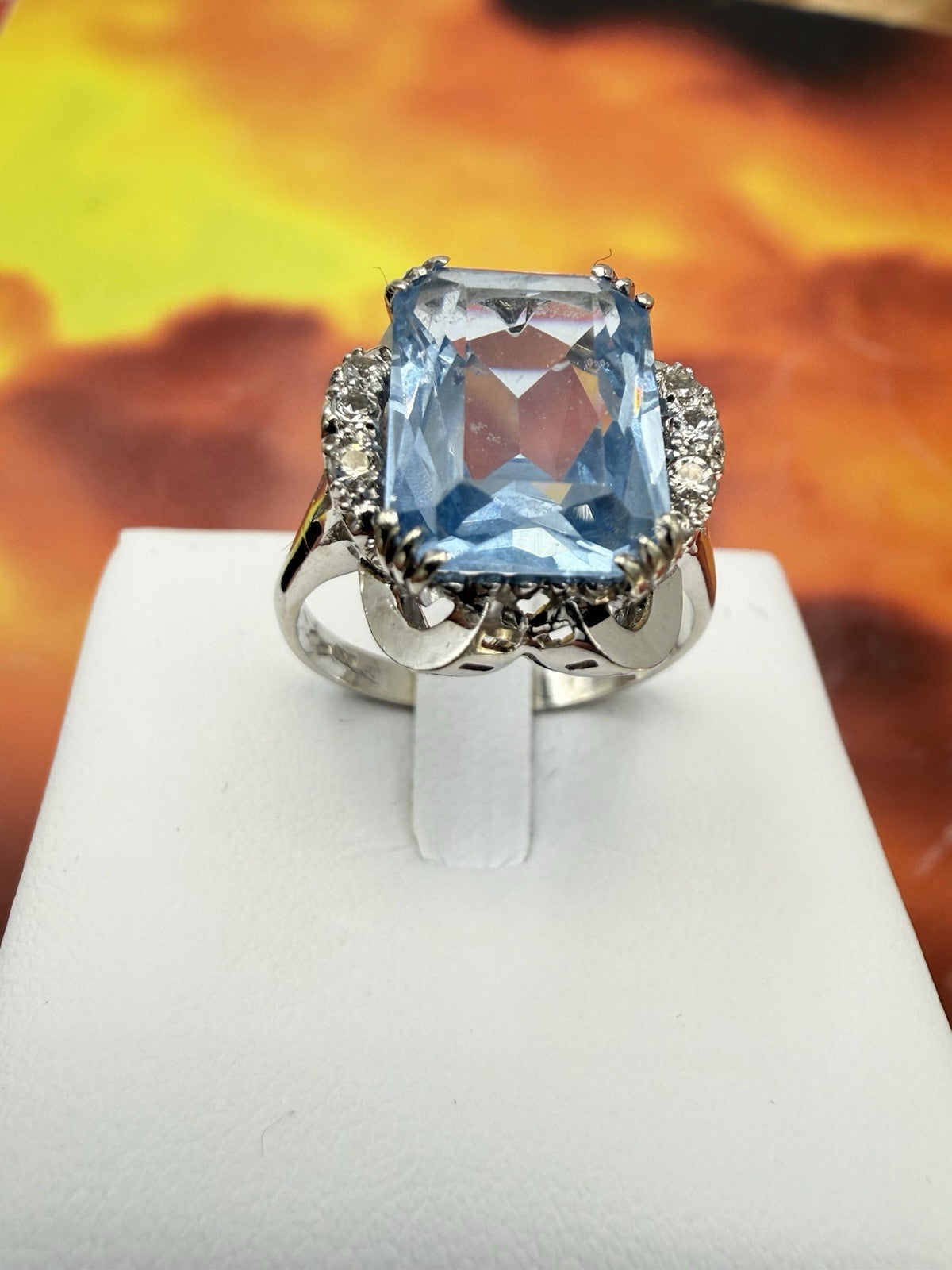 Anello vintage in oro bianco 18 kt con pietra azzurra sintetica, anni '70
