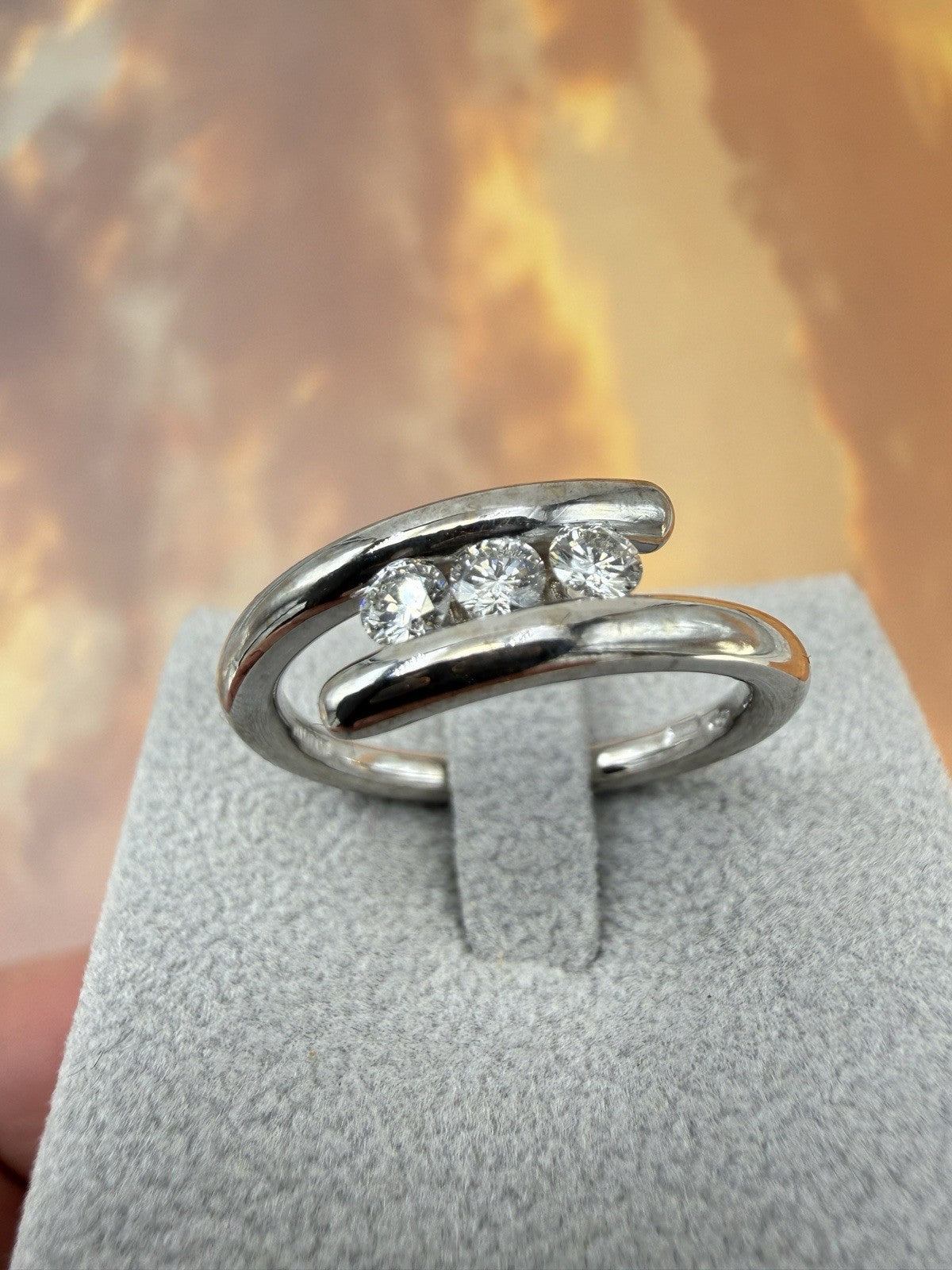 Anello trilogy Damiani in oro bianco 18 kt con diamanti da 0,30 ct – foto 11