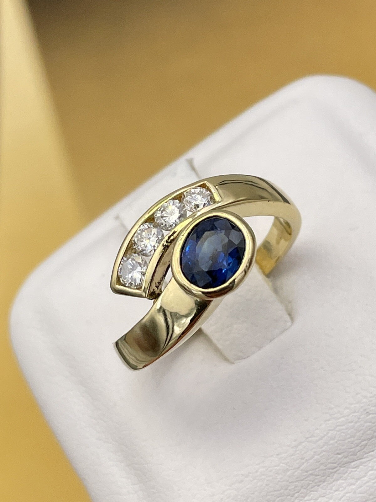 Anello in oro giallo 18 kt con zaffiro blu da 1,10 ct e brillanti – foto 2