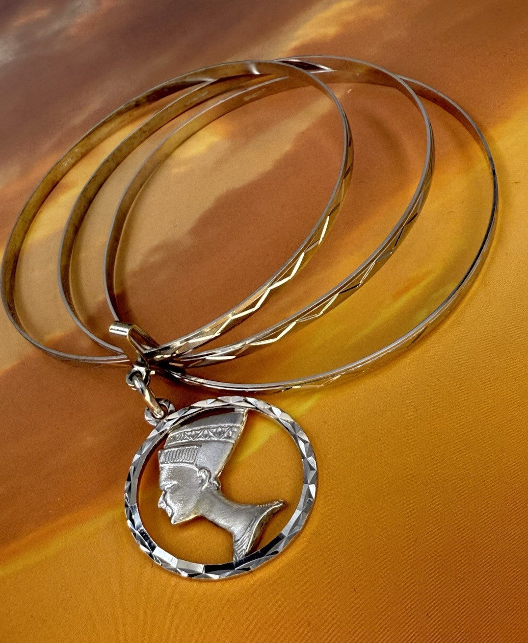 Bracciale a tre cerchi in oro bianco 18 kt con ciondolo Nefertiti, anni '60 – foto 10