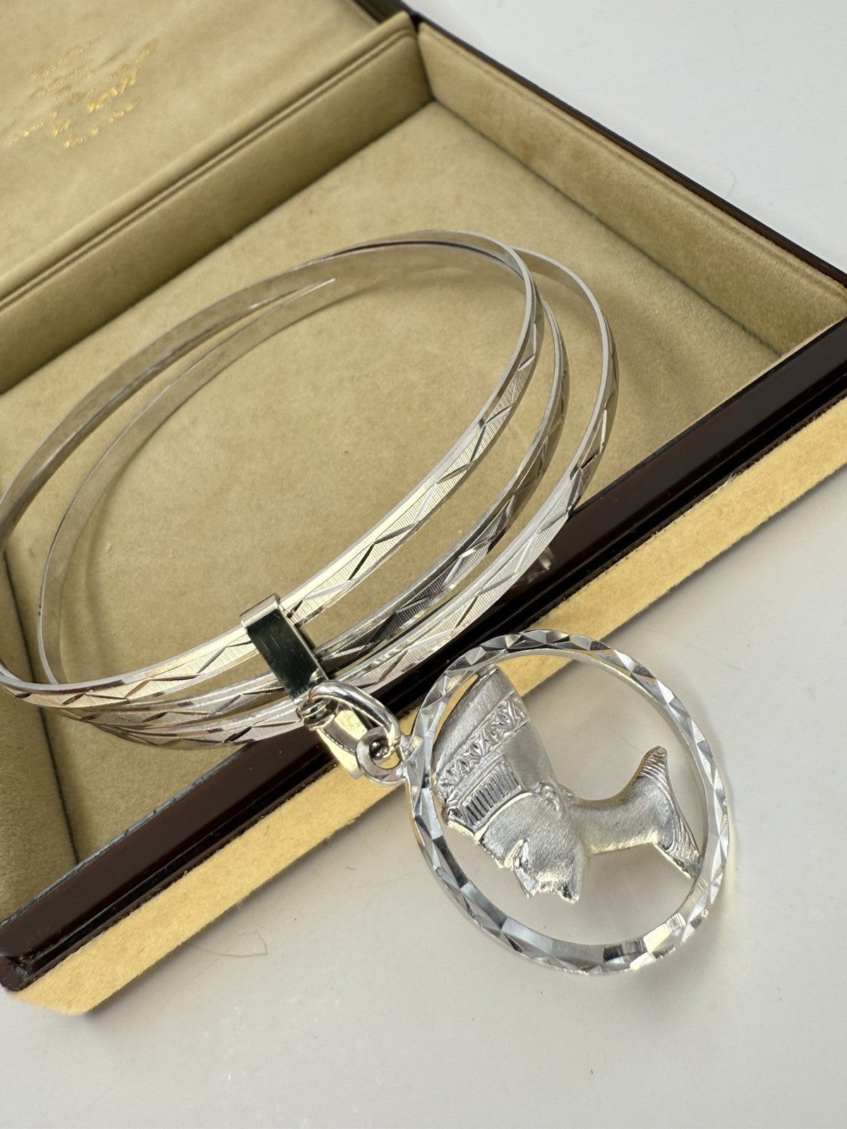 Bracciale a tre cerchi in oro bianco 18 kt con ciondolo Nefertiti, anni '60 – foto 18