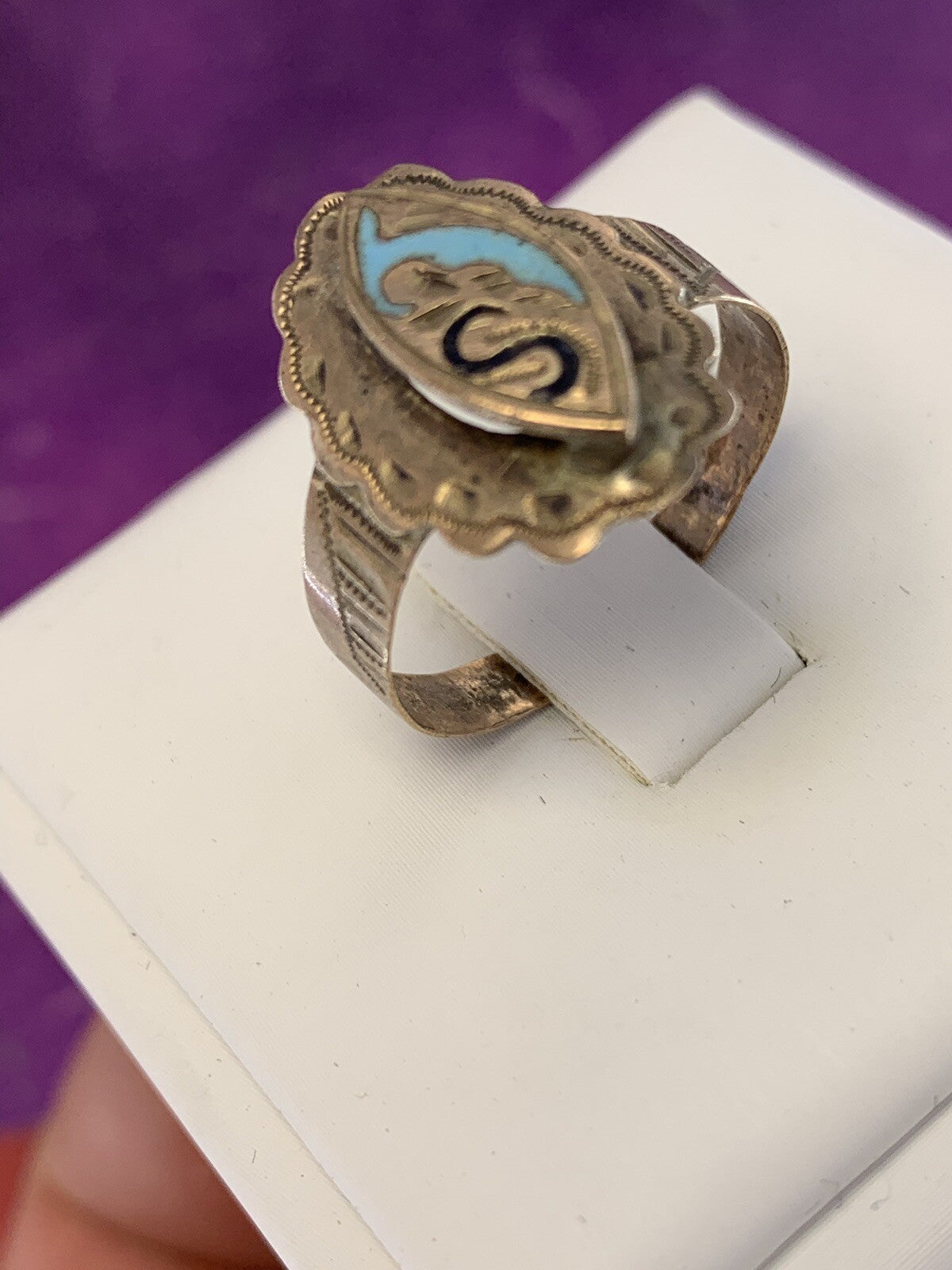 Anello borbonico largo con smalti e lettera S in oro 6/7 kt, fine '800 – foto 11