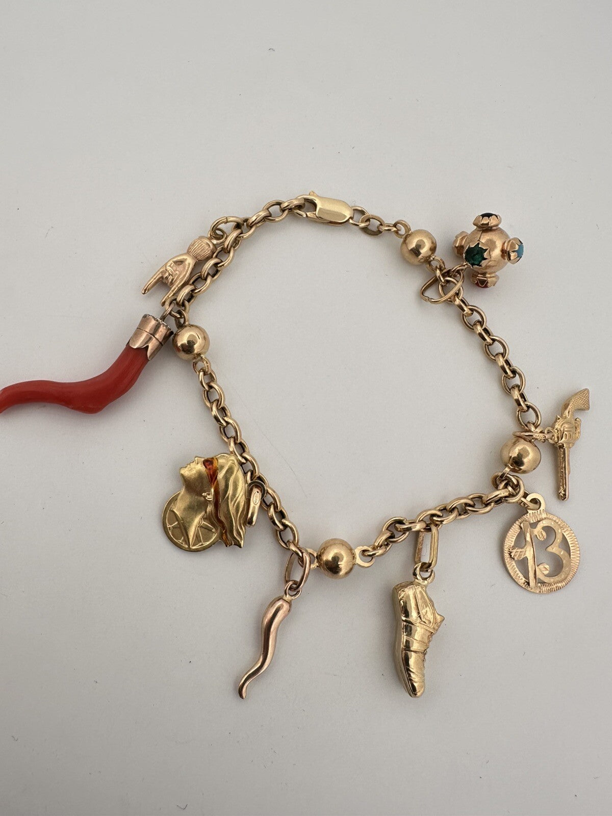 Bracciale portafortuna artigianale in oro 18 kt con 8 charms – foto 8