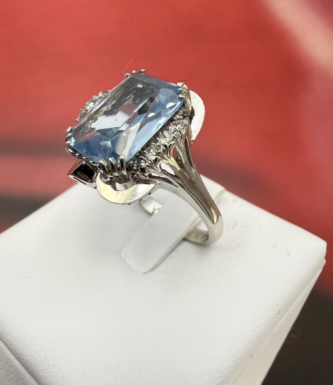 Anello vintage in oro bianco 18 kt con pietra azzurra sintetica, anni '70 – foto 2