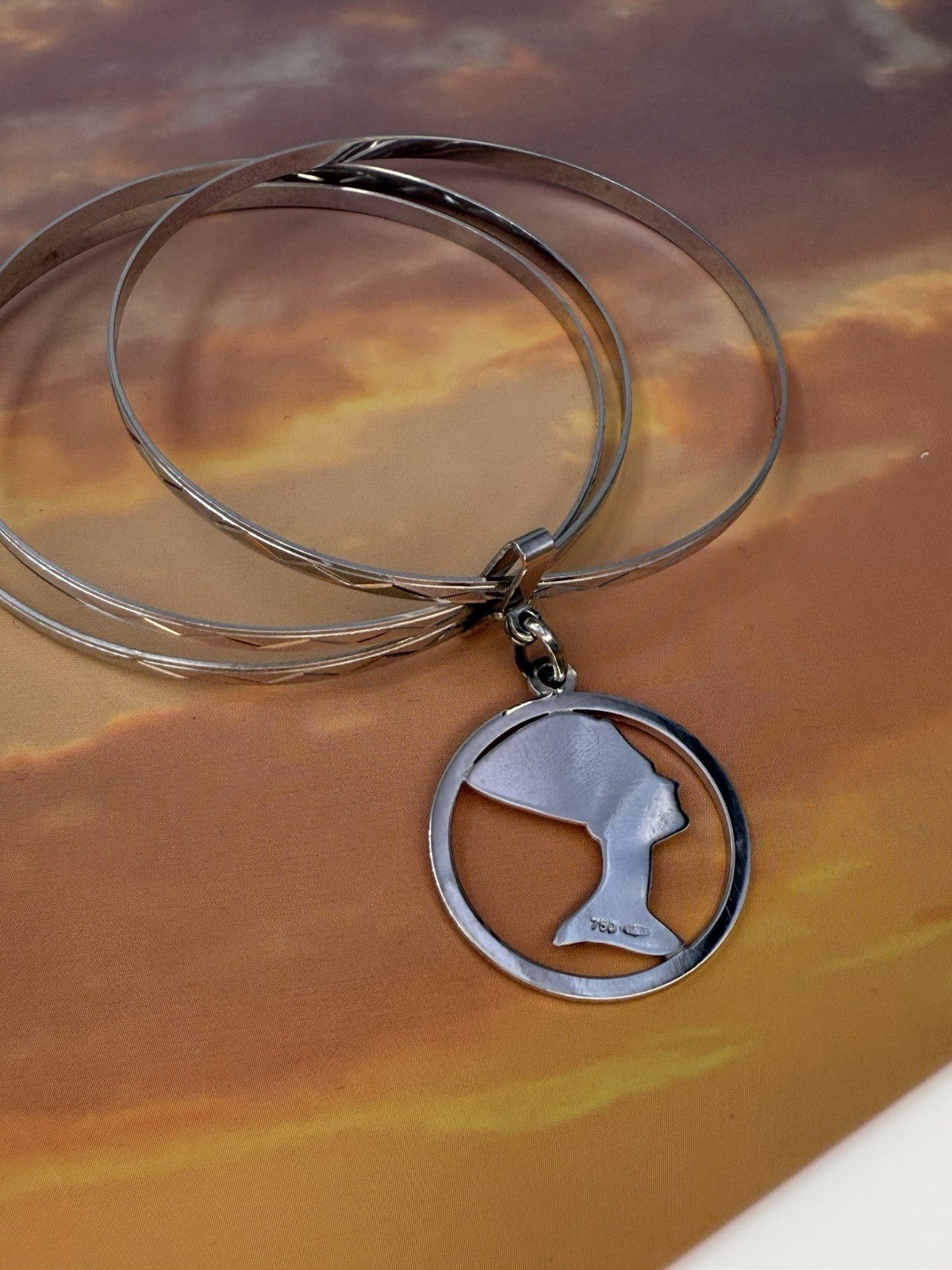 Bracciale a tre cerchi in oro bianco 18 kt con ciondolo Nefertiti, anni '60 – foto 12
