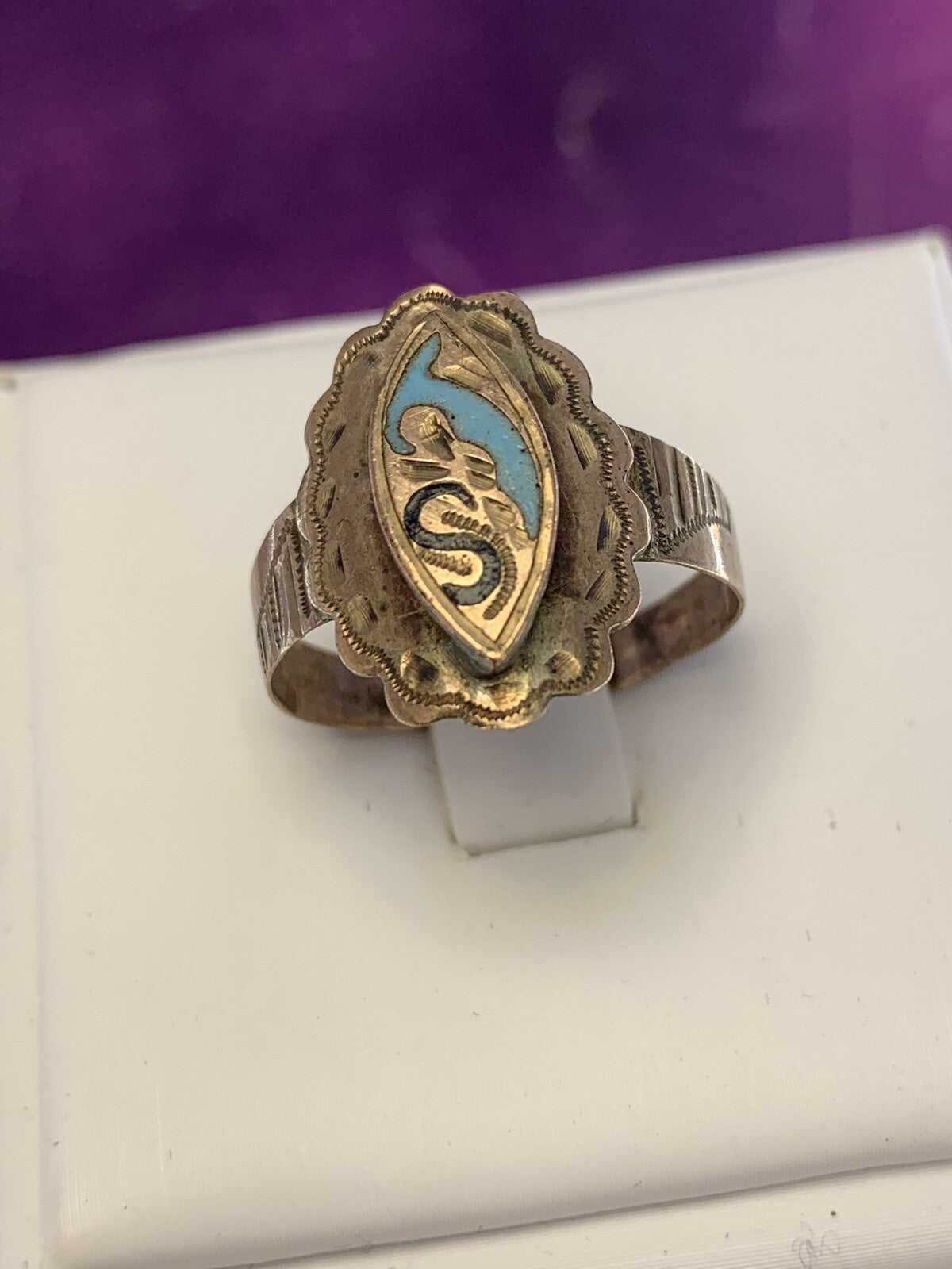 Anello borbonico largo con smalti e lettera S in oro 6/7 kt, fine '800 – foto 10