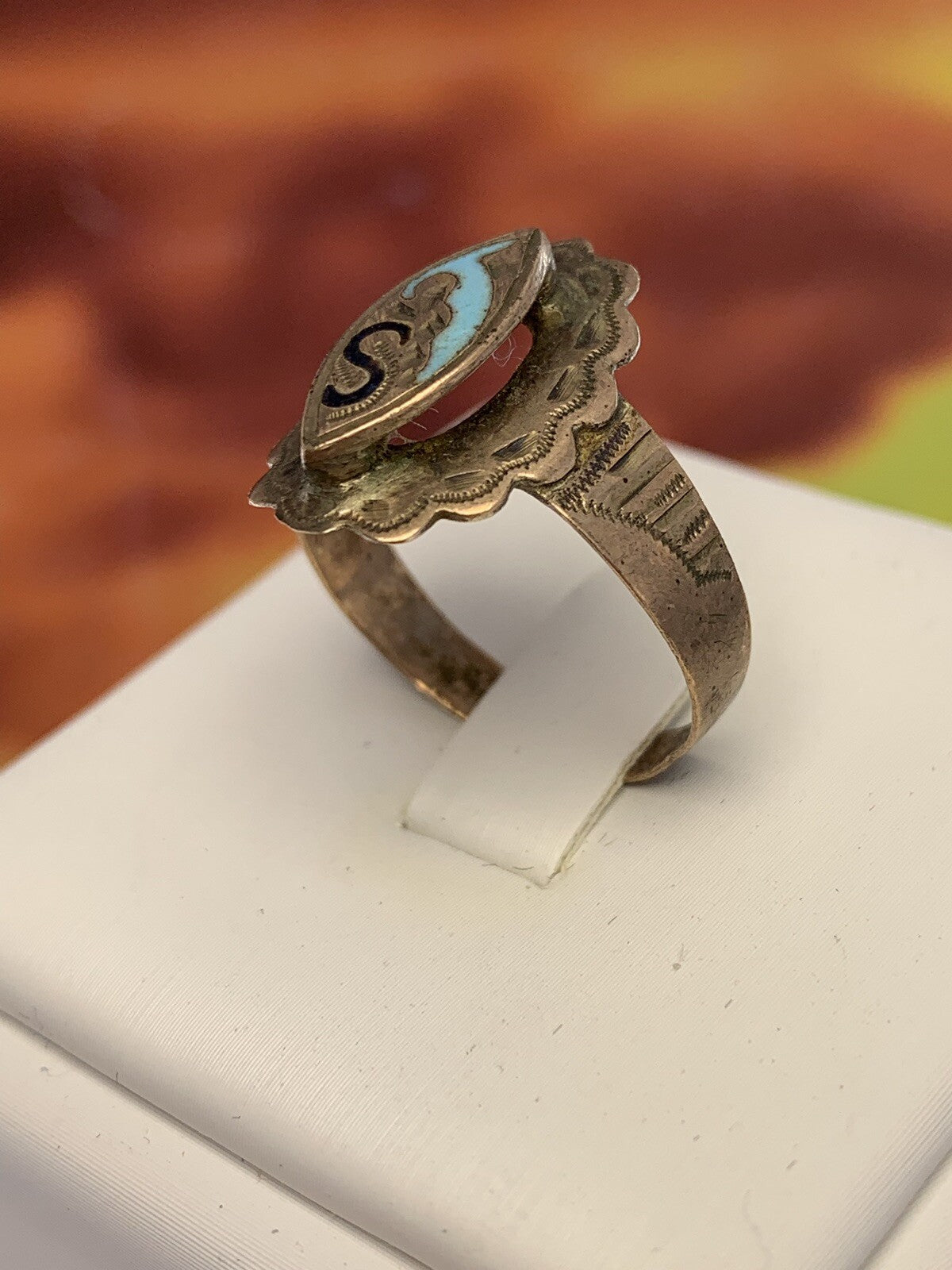 Anello borbonico largo con smalti e lettera S in oro 6/7 kt, fine '800 – foto 2