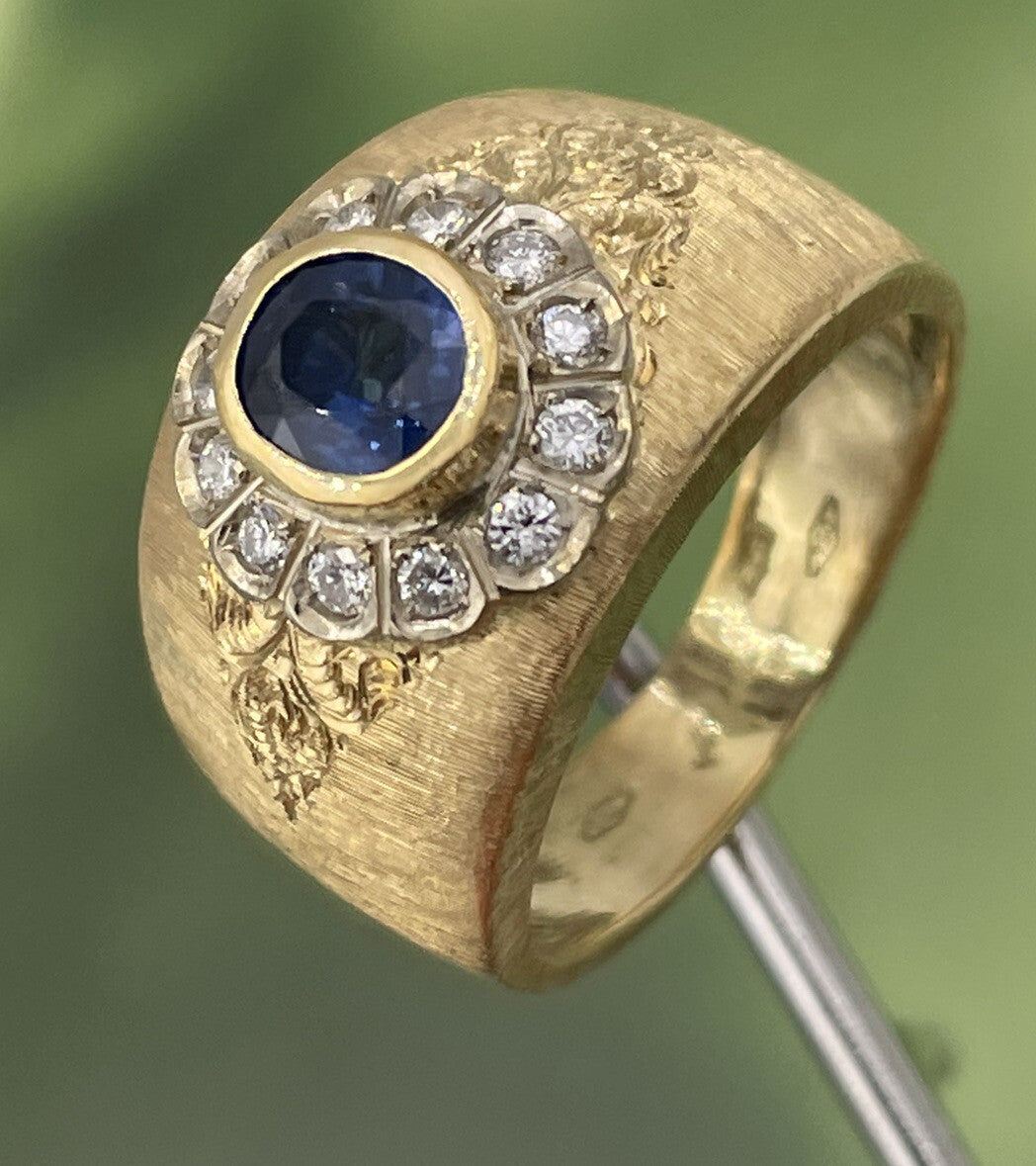 Anello a fascia inciso a mano in oro 18 kt con zaffiro e brillanti