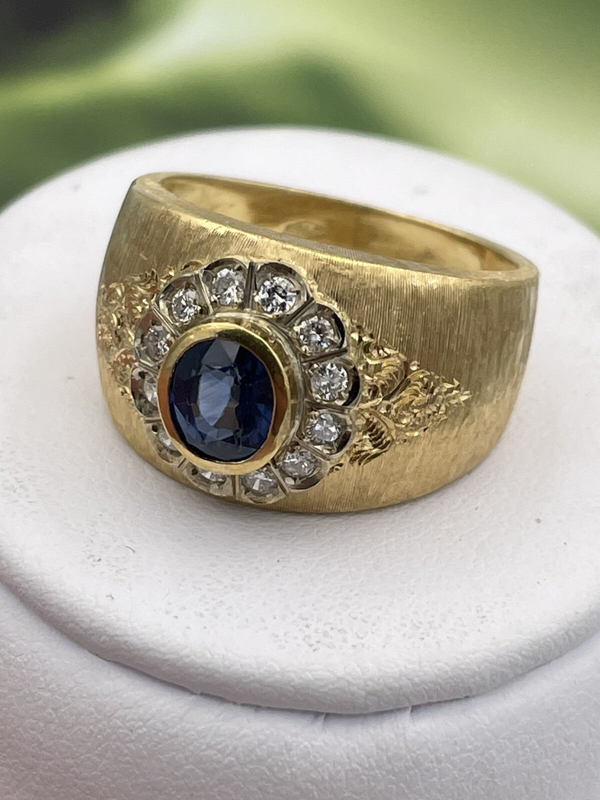 Anello a fascia inciso a mano in oro 18 kt con zaffiro e brillanti – foto 2