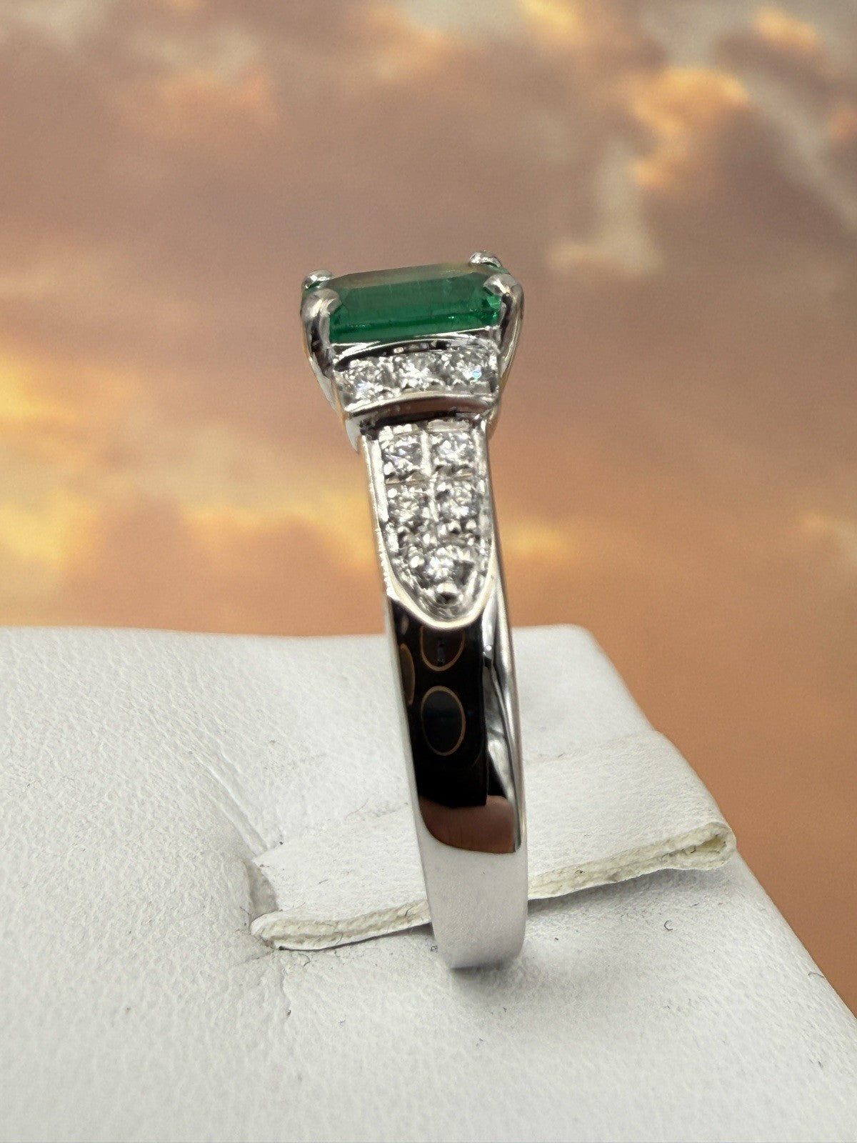 Anello artigianale in oro bianco 18 kt con smeraldo e brillanti – foto 7