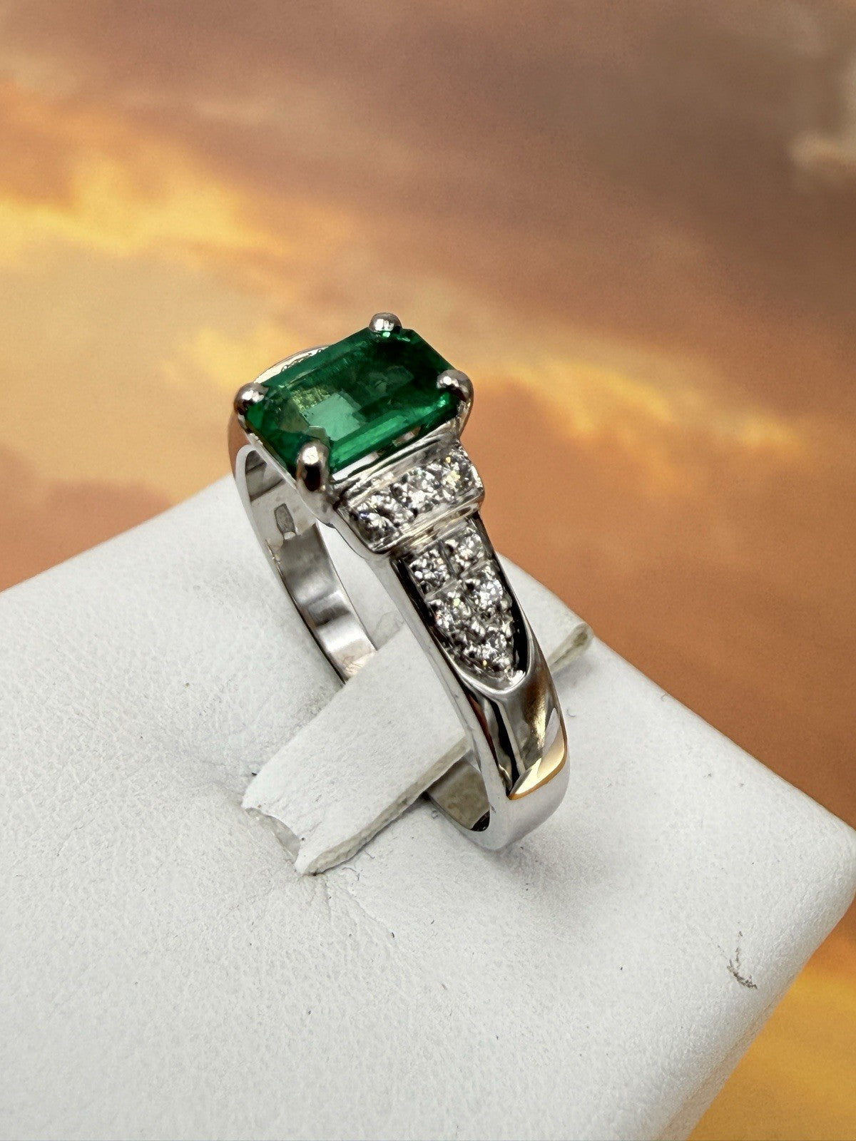 Anello artigianale in oro bianco 18 kt con smeraldo e brillanti – foto 3