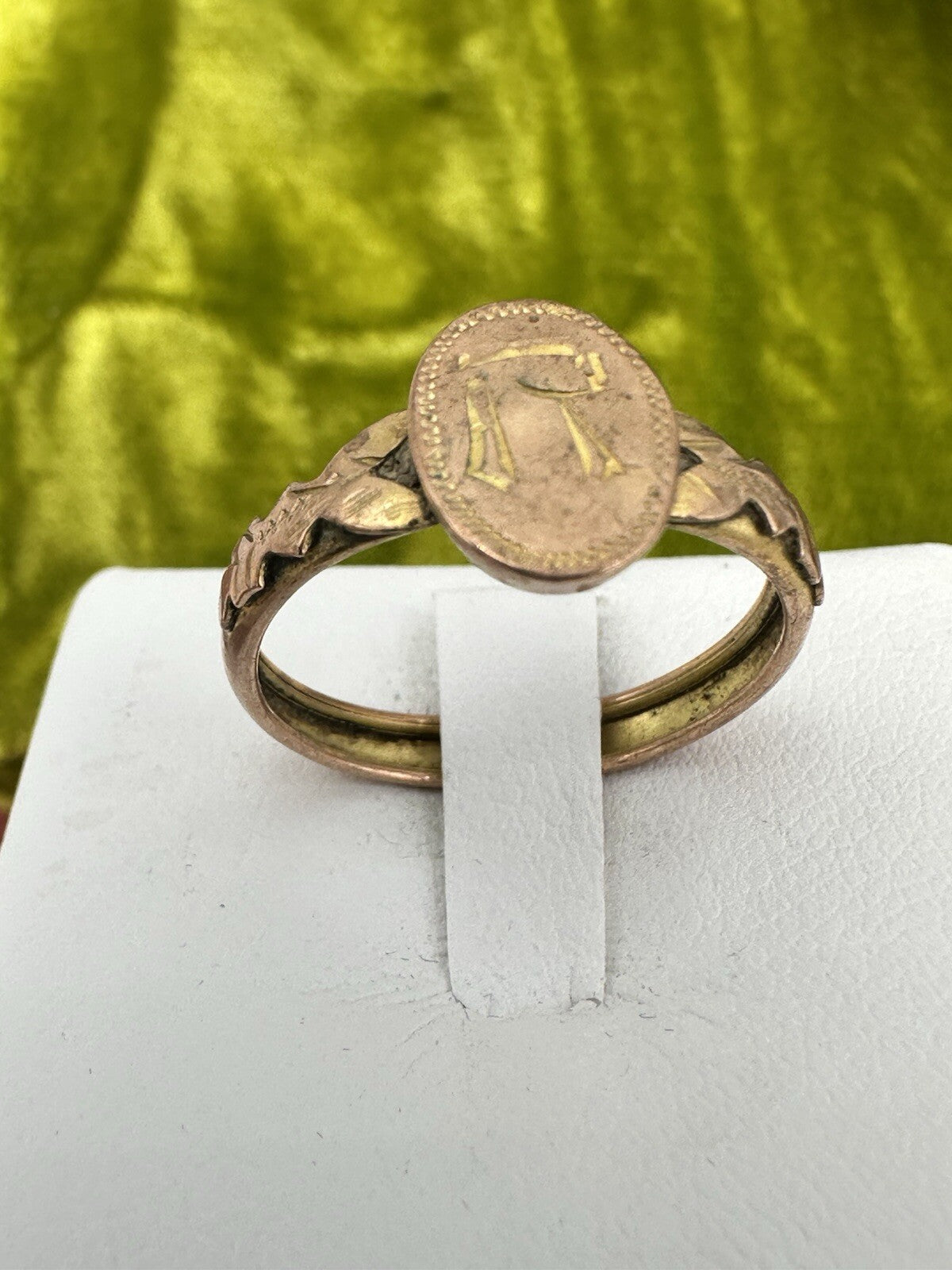 Anello antico con iniziale R incisa in oro 8 kt, inizi '900 – foto 4
