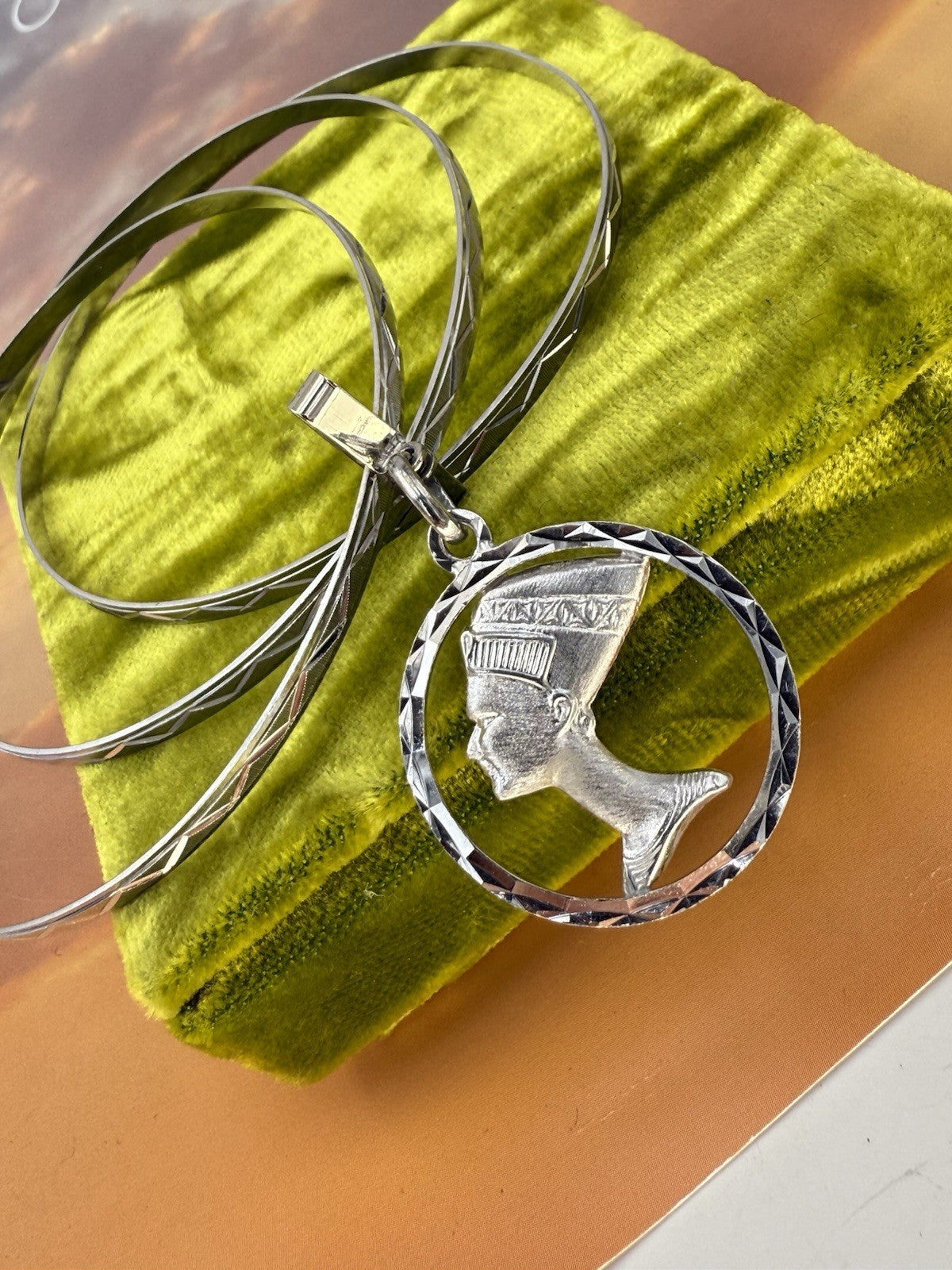 Bracciale a tre cerchi in oro bianco 18 kt con ciondolo Nefertiti, anni '60