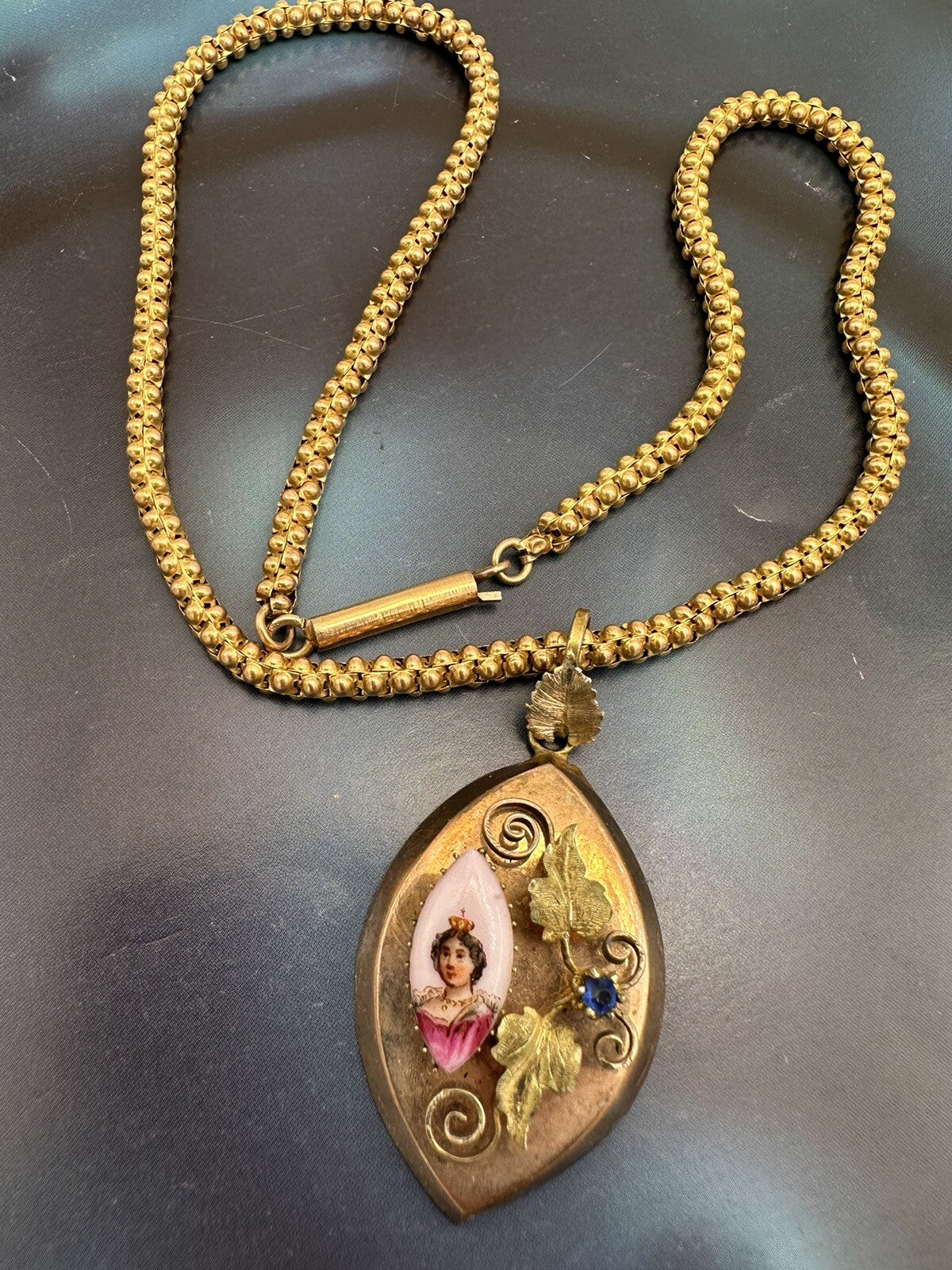Collana antica in oro 6/7 kt con ciondolo floreale e miniatura su ceramica – foto 3