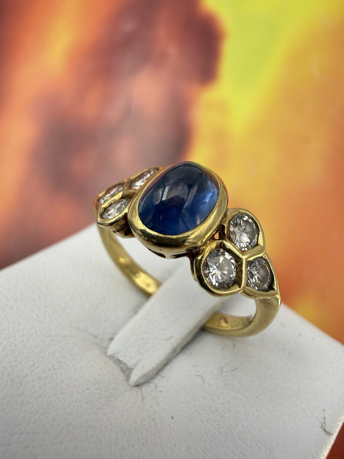 Anello vintage in oro 18 kt con zaffiro cabochon e brillanti, anni '70