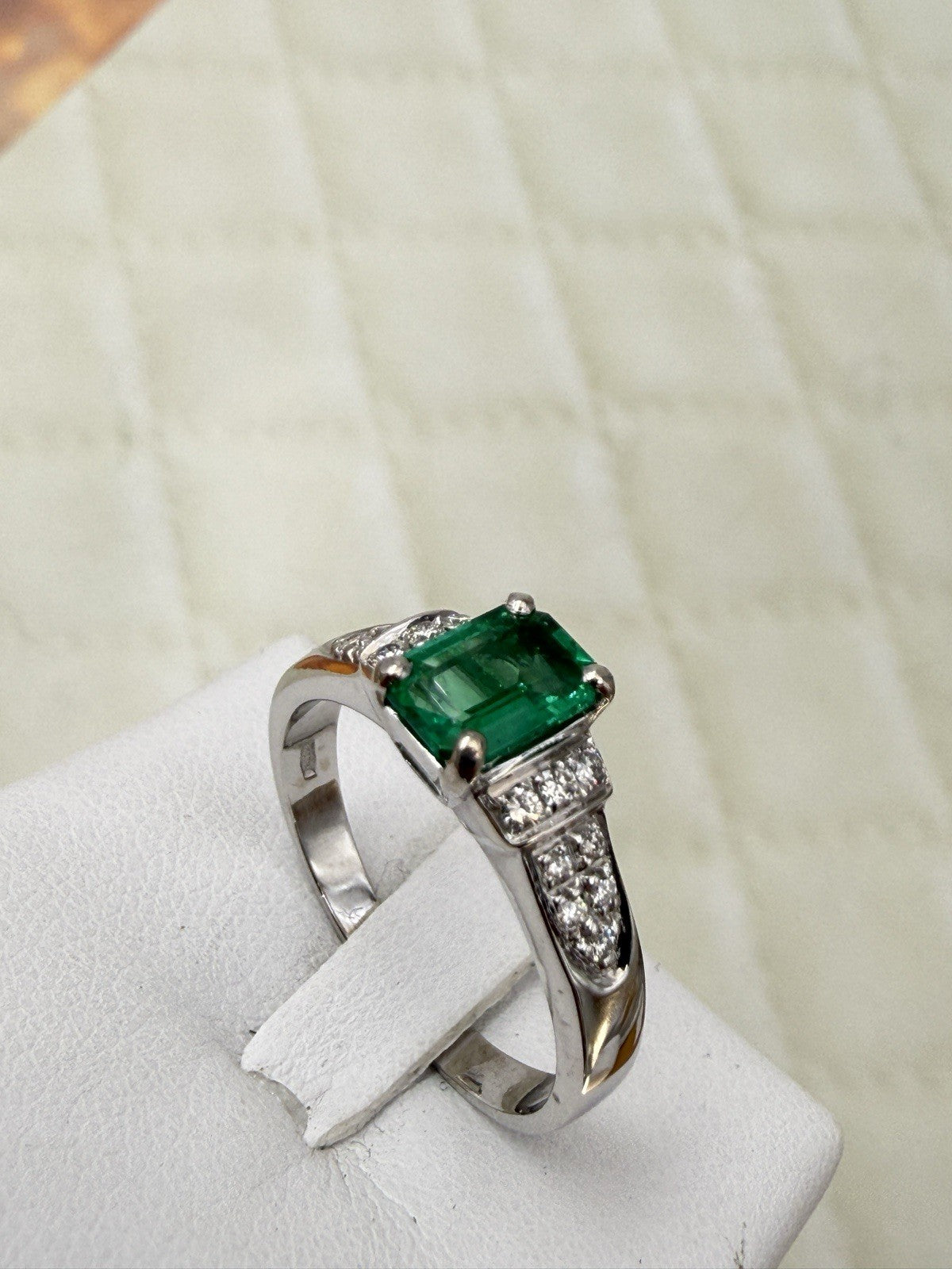 Anello artigianale in oro bianco 18 kt con smeraldo e brillanti – foto 10