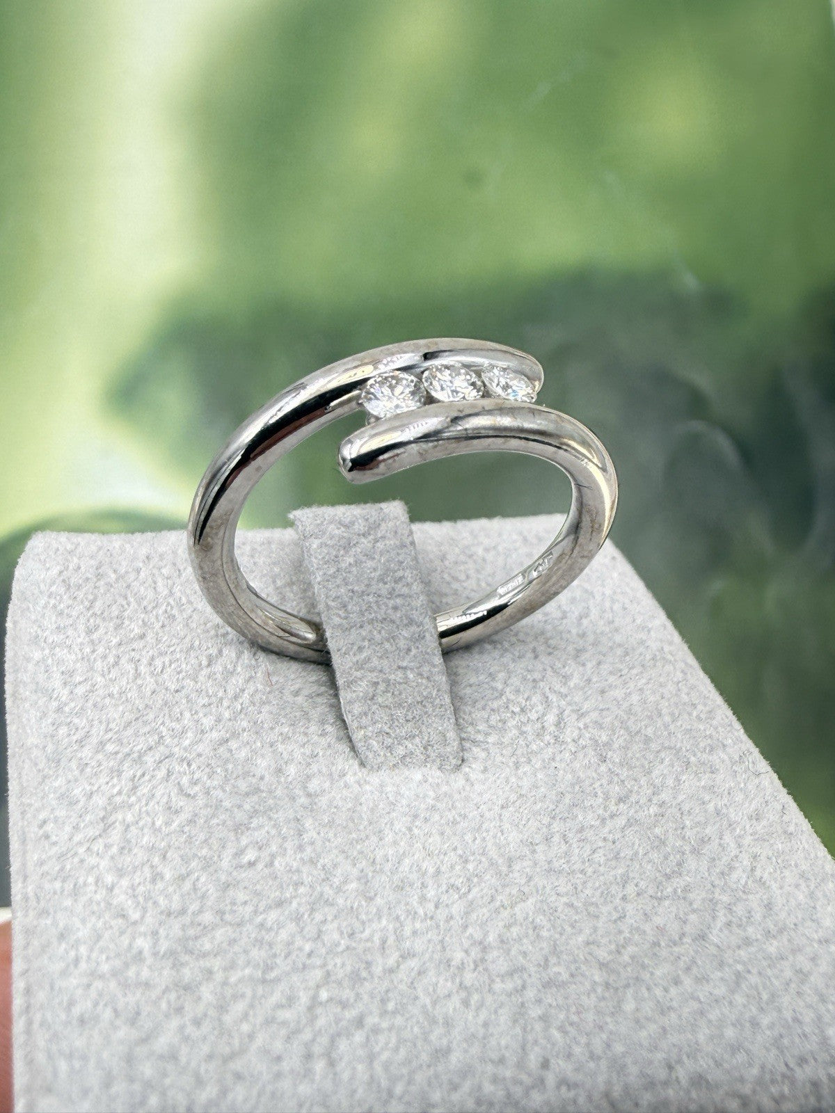Anello trilogy Damiani in oro bianco 18 kt con diamanti da 0,30 ct – foto 20