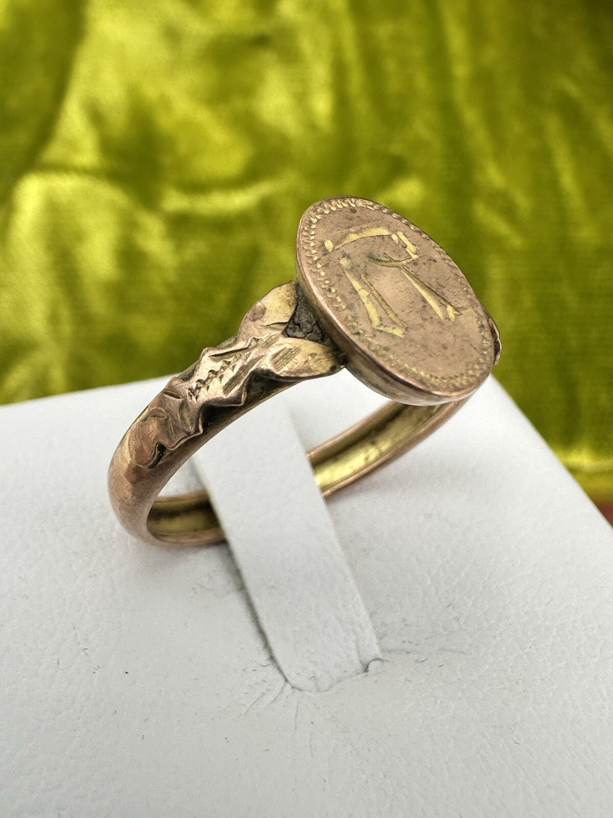 Anello antico con iniziale R incisa in oro 8 kt, inizi '900 – foto 3