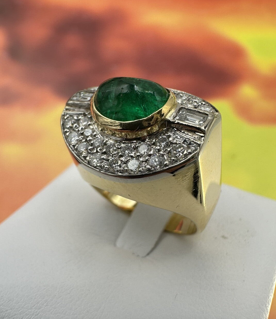 Anello a fascia in oro 18 kt con smeraldo cabochon e diamanti, anni '90