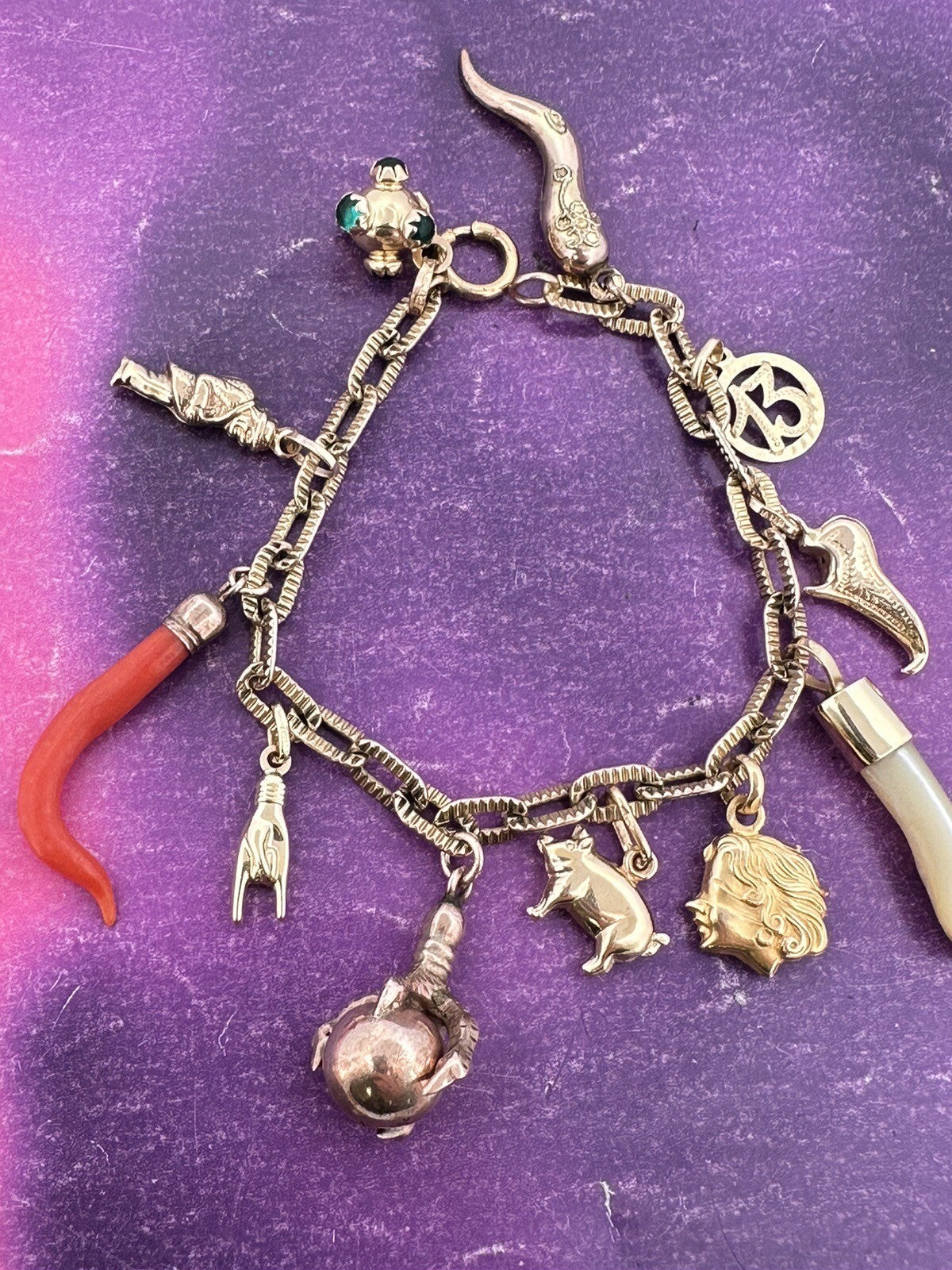 Bracciale portafortuna in oro 8 kt con 11 charms antichi e vintage