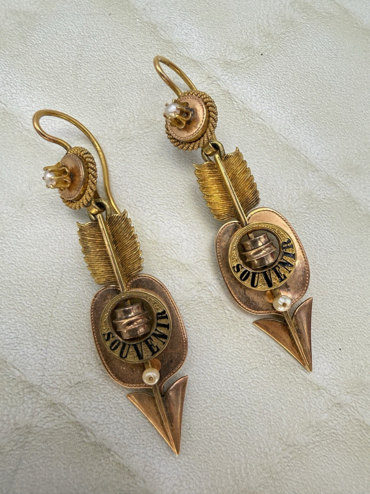 Orecchini borbonici in oro 6/7 kt con scritta smaltata e microperle – foto 9