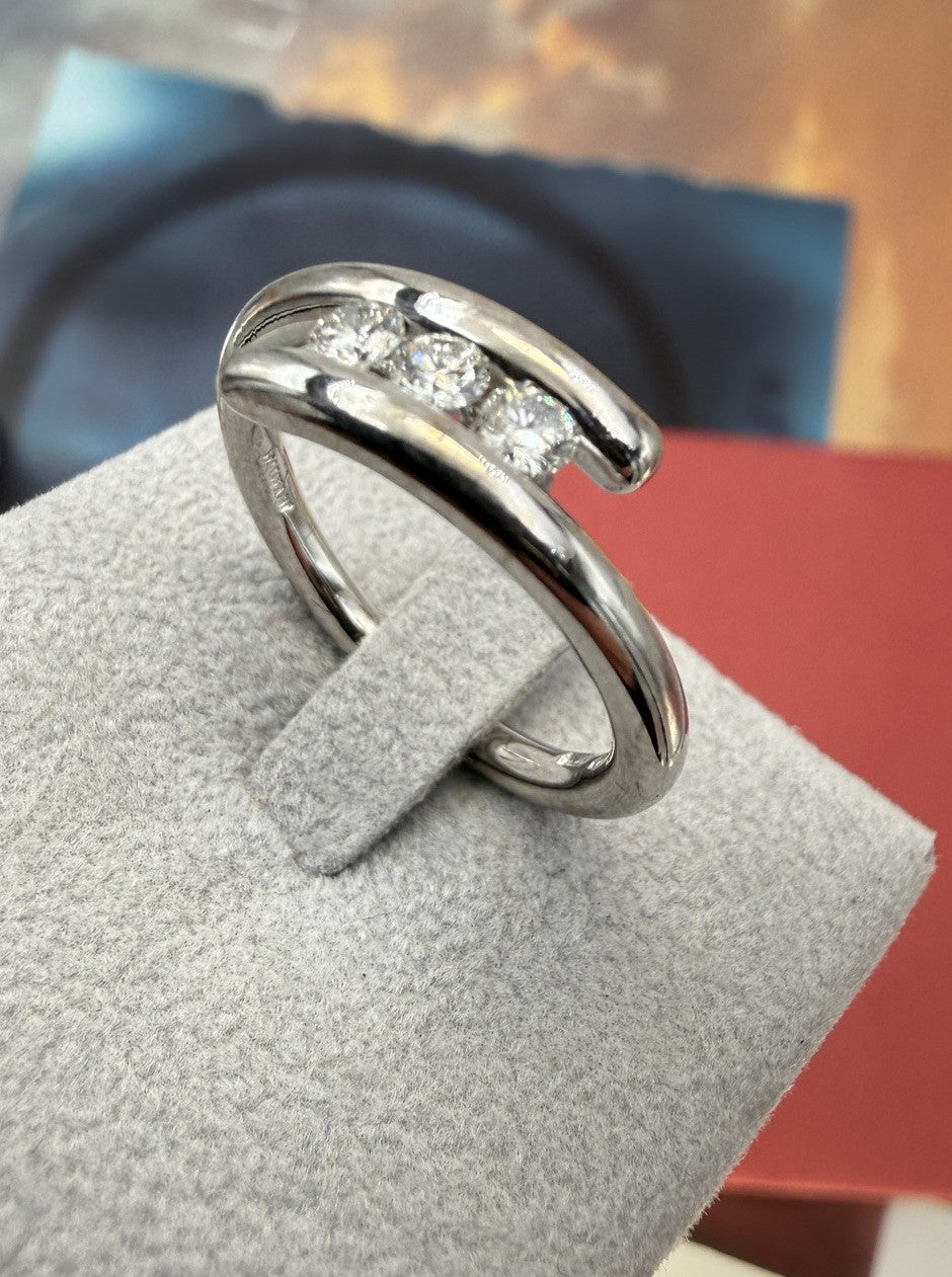 Anello trilogy Damiani in oro bianco 18 kt con diamanti da 0,30 ct – foto 3
