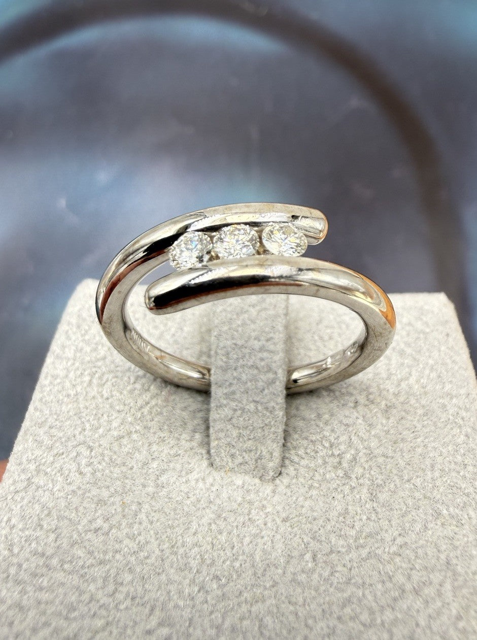 Anello trilogy Damiani in oro bianco 18 kt con diamanti da 0,30 ct – foto 7
