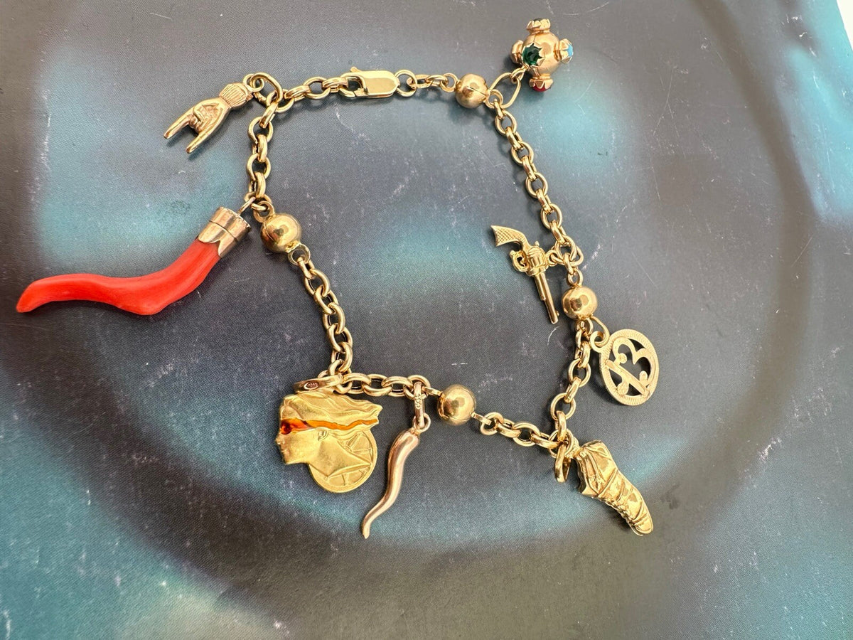 Bracciale portafortuna artigianale in oro 18 kt con 8 charms – foto 4