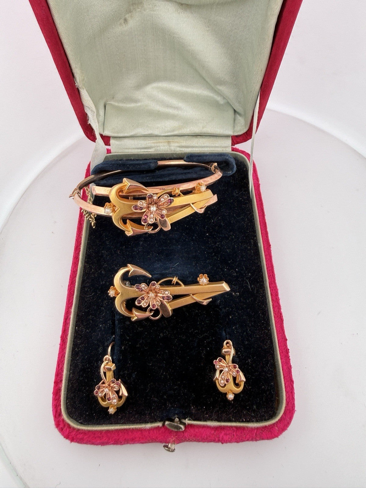 Parure antica bracciale, spilla e orecchini in oro 6/7 kt, fine '800