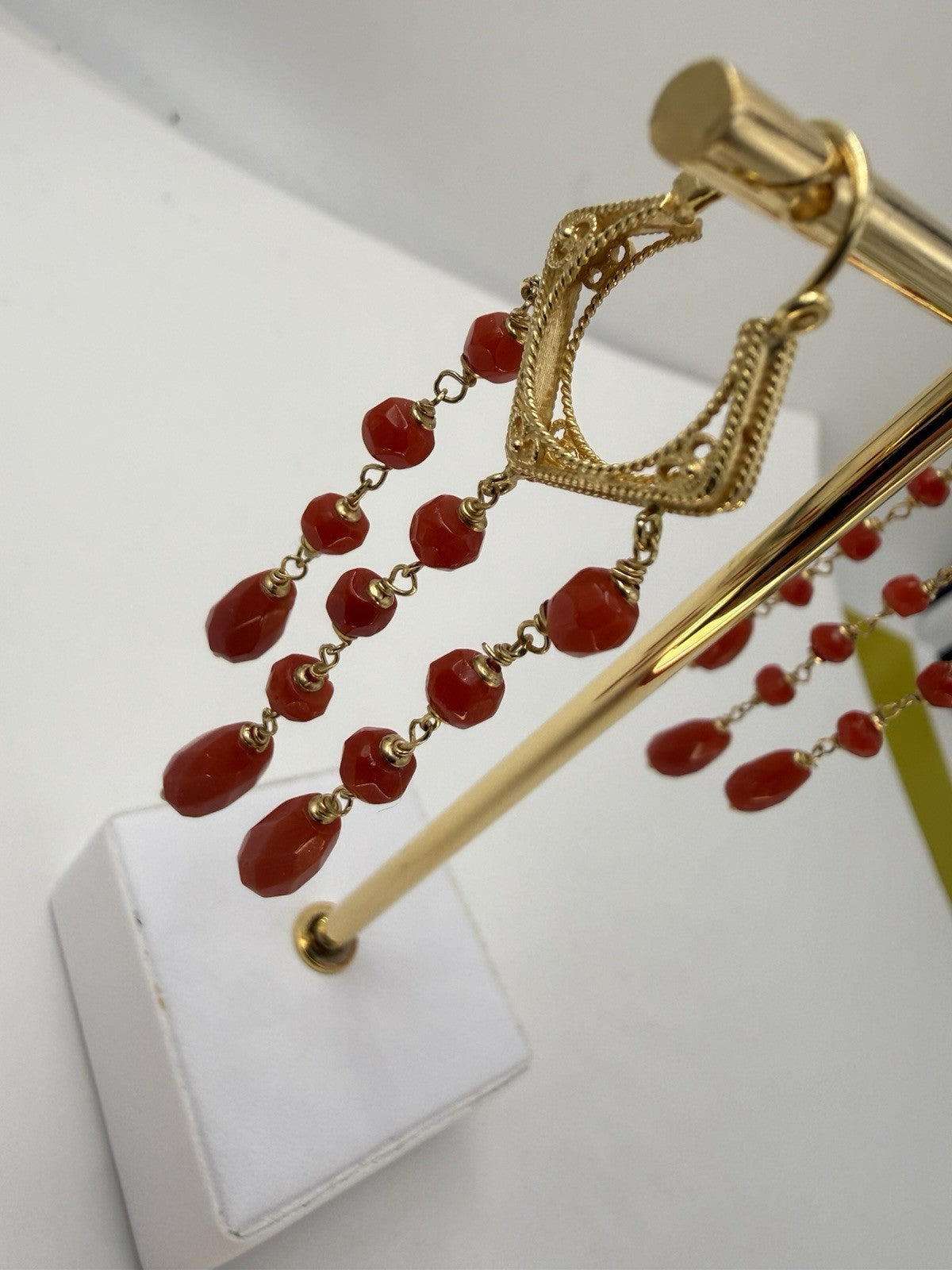 Orecchini pendenti in oro 18 kt con gocce di corallo sfaccettato – foto 8
