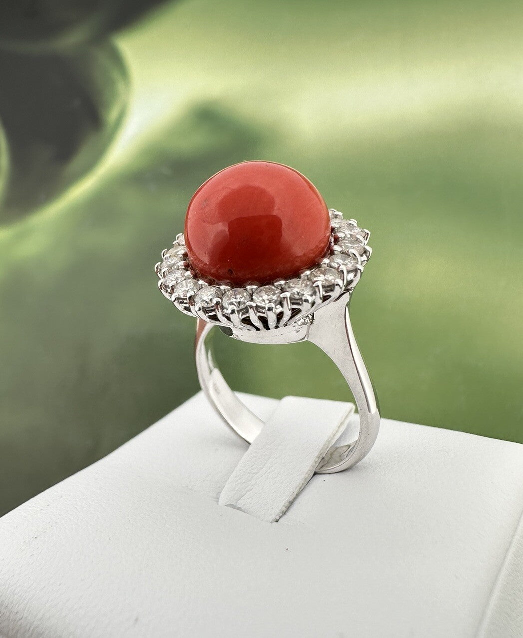 Anello artigianale in oro bianco 18 kt con sfera di corallo e brillanti – foto 6