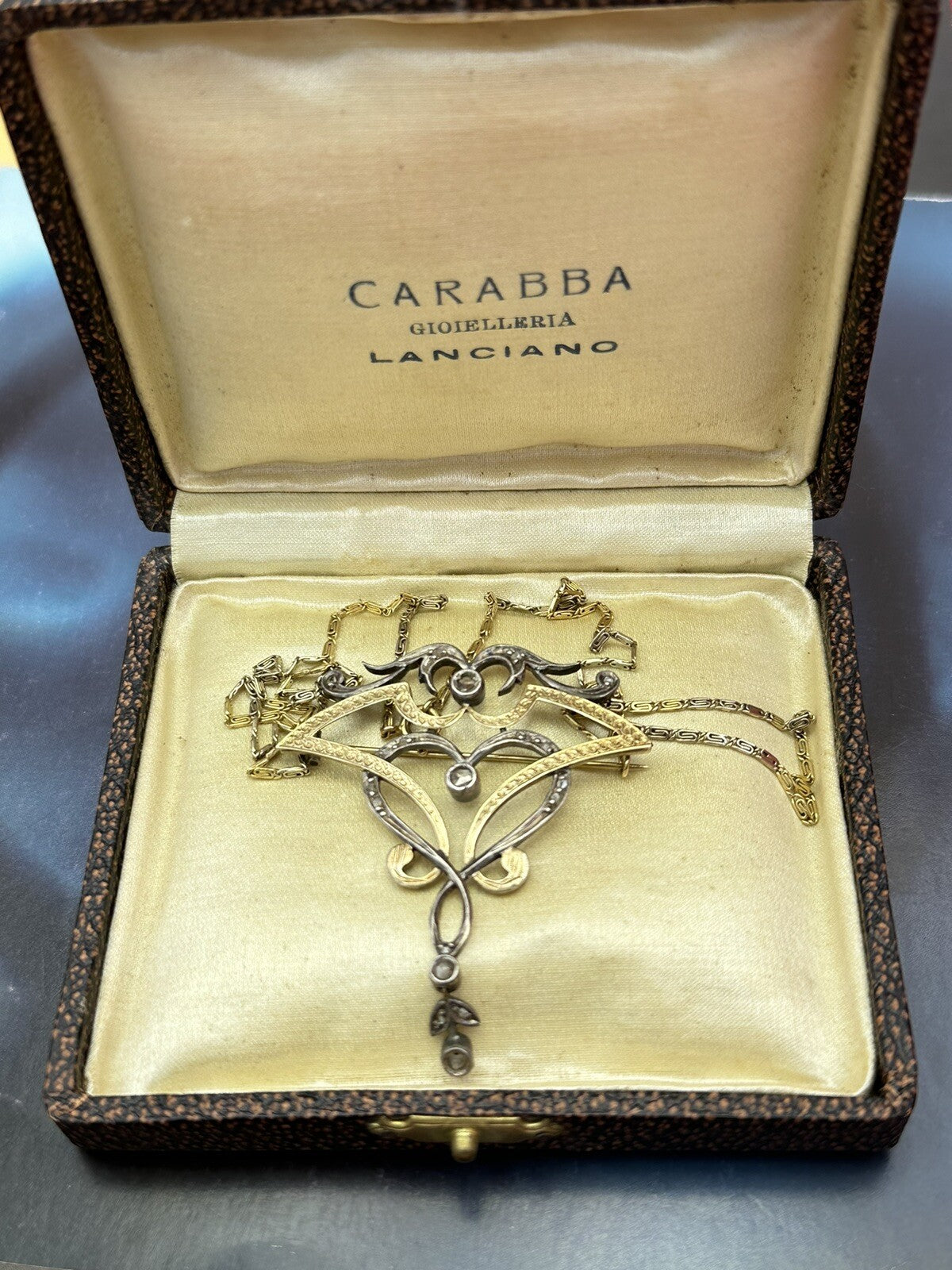 Collana con pendente-spilla antico in oro 12 kt, argento e diamanti, primi '900