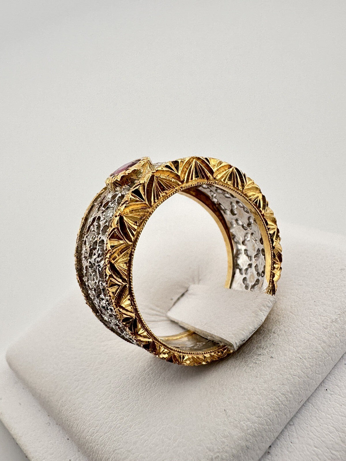 Anello inciso a mano in oro bianco e giallo 18 kt con rubino e brillanti – foto 8